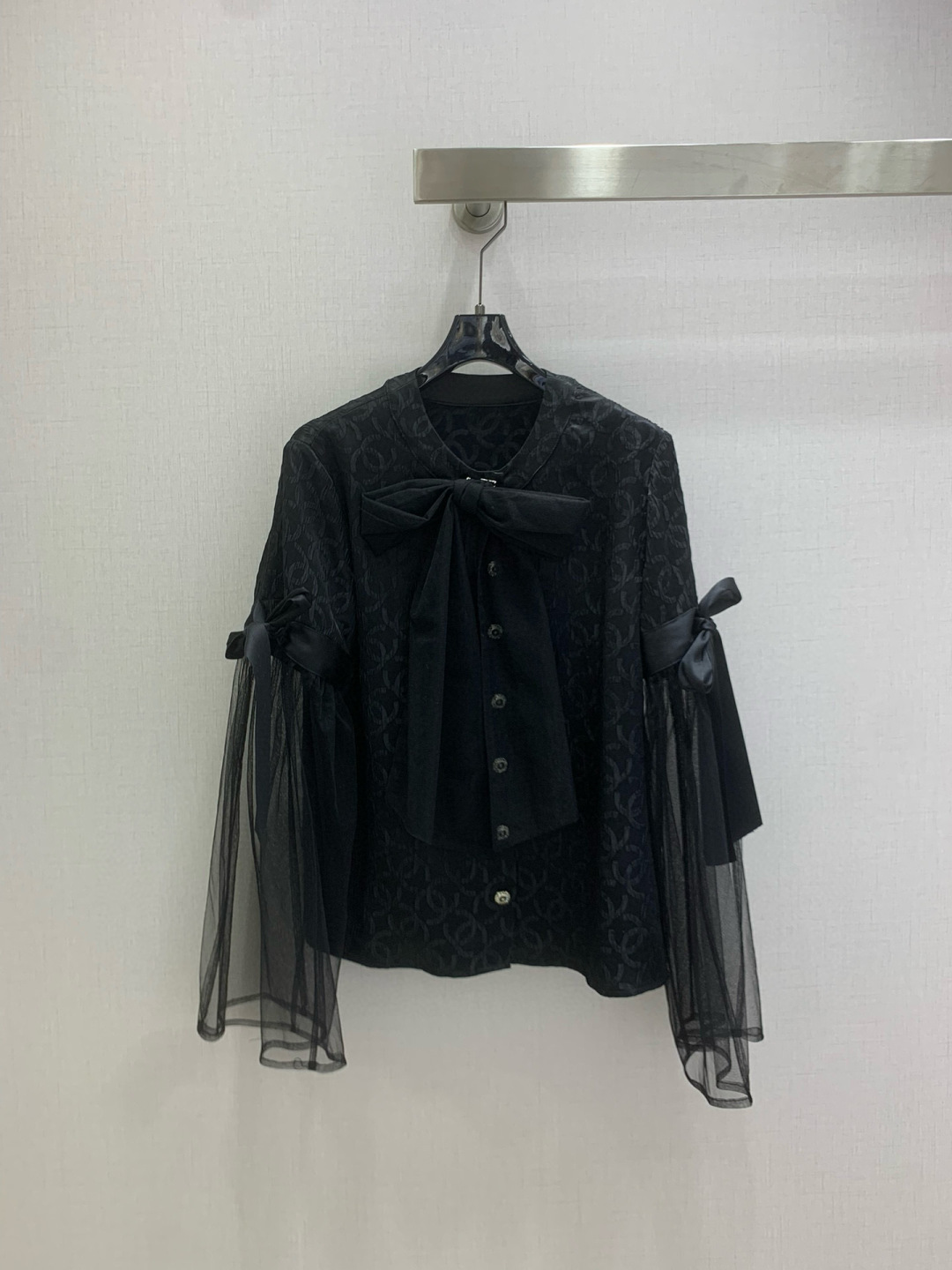 NO:591790,Highly recommended CHA* new autumn and winter round neck jacquard bow patchwork top  Customized YB imported satin silk material, high-end texture, elegant temperament, round neck top cut, double C jacquard dark pattern treatment, neck ribbon bow embellishment, rich layers, quiet temperament, silk gauze bow embellishment designed at the elbow position to echo, trumpet-shaped outer sleeve edges, slightly transparent gauze quality is light and elegant, adding European style palace luxury atmosphere, a single product suitable for daily life or banquets, elegant upper body temperament. One color SML code high quality ABC, real  silk,alexander wang19860909强烈推荐 CHA*秋冬新款 圆领提花蝴蝶结拼接上衣 定制YB进口缎面真丝材质,质感高级,飘逸气质,圆领上衣剪裁,通体双C提花暗纹处理,领口飘带蝴蝶结点缀,丰富层次,气质恬静,手肘位置设计丝纱蝴蝶结点缀呼应,喇叭状外廓袖边,微透纱质轻盈飘逸,更添欧式的宫廷华贵气息,一款日常或宴会都适配得单品,上身气质优雅.一个色 SML码 高品质ABC,,real silk,alexander wang,Women's clothing