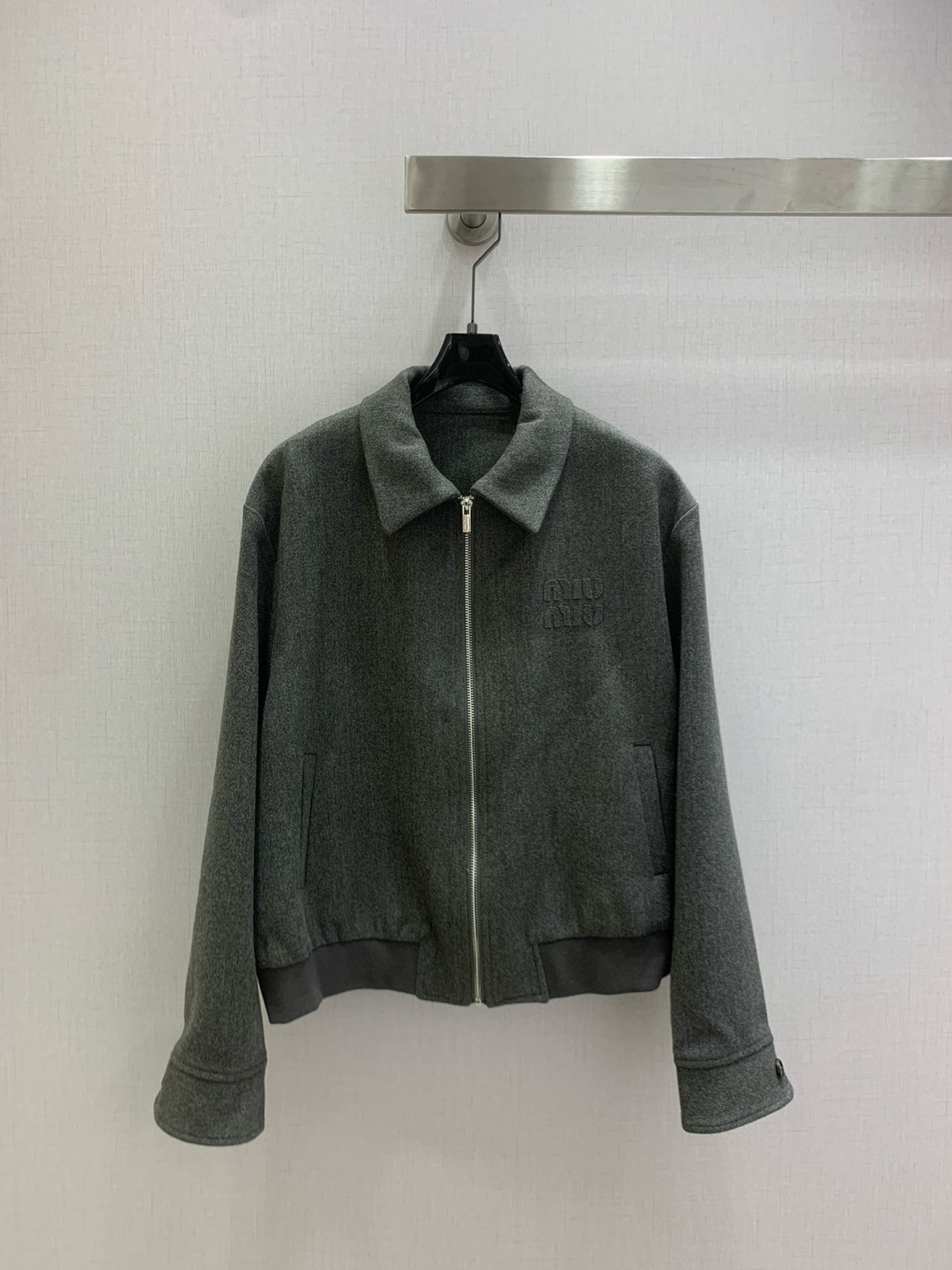 NO:591796,Highly recommended MIU* new autumn and winter lapel zipper jacket produced by Rocket Speed!  The whole piece is three-dimensional tailoring, all-round and exquisite, the upper body is super covered and slimming. It gives a refreshing and fashionable sense of high-end. It is elegant and fashionable in daily life and is versatile. The color is very beautiful. The fabric is high-end and textured. Two colors SML code. High quality ABC,,miumiu,jackets & coats,jackets & coats,alexander wang19860909强烈推荐 MIU*秋冬新款 翻领拉链夹克外套 火箭速度出品！整件立体剪裁 全方位精致做上身超级遮肉显瘦 穿出清爽时髦的高级感 日常优雅又时髦巨百搭 颜色很好看 面料高级又有质感 两个色 SML码 高品质ABC,,miumiu,jackets & coats,jackets & coats,alexander wang,Women's clothing