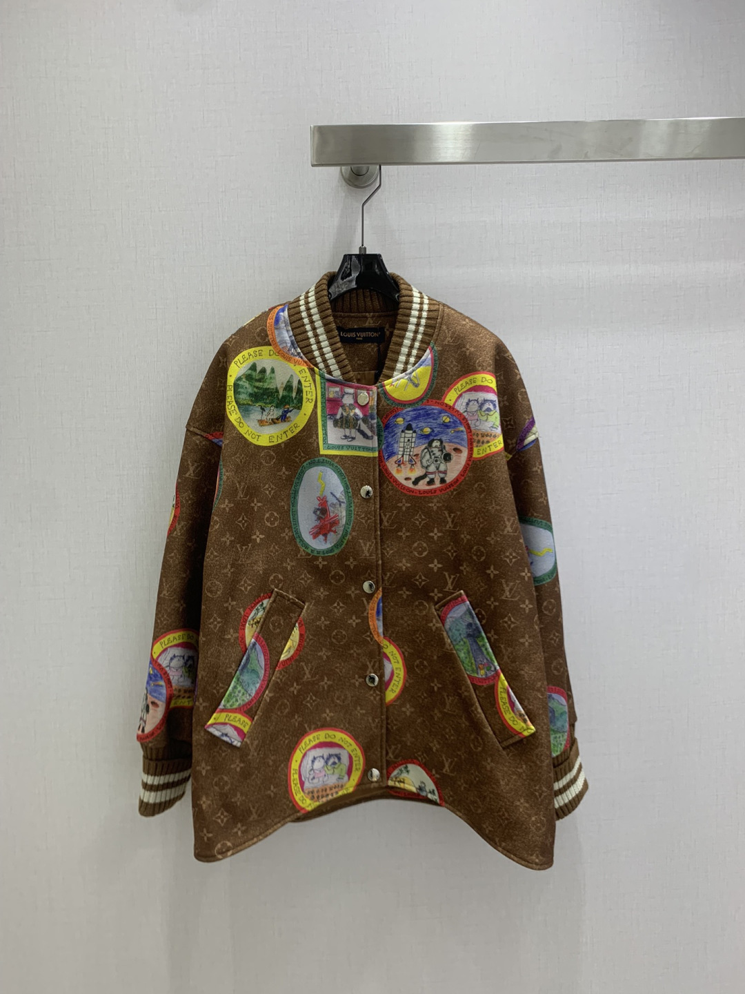 NO:592180,Highly recommended LV*2025 new autumn and winter presbyopic baseball jacket. Classic and stylish. It has its own aura. The texture of the fabric is very nice. It is fashionable and high-end. The color is super positive. The upper body is white and slim. It has a cool and handsome series. The upper body is full of aura when walking. The length is just right and easy to control. One color SML code. High quality ABC, louis vuitton, jackets & coats, alexander wang19860909强烈推荐 LV*2025秋冬新款 老花棒球服外套 经典又有型 自带气场 面料质感很奈斯 时髦又高级 颜色超级正 上身显白又显瘦 自带酷帅感的系列 走路都带风上身气场全开 长度恰到好处 轻松驾驭 一个色 SML码 高品质ABC,,louis vuitton,jackets & coats,alexander wang,Women's clothing