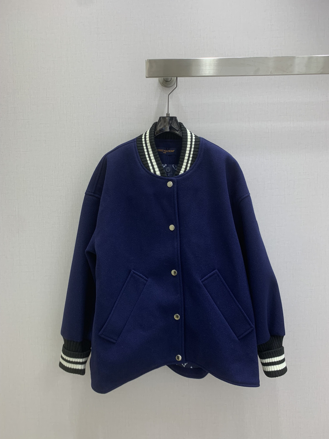 NO:605166,Highly recommended LV*2025 new autumn and winter threaded long-sleeved baseball jacket, classic and stylish, with its own aura, the fabric texture is very nice, fashionable and high-end, the color is super positive, the upper body is white and slim, it has a cool and handsome series, the upper body has a full aura when walking, the length is just right, easy to control, one color SML code, high quality ABC, Louis Vuitton, jackets & coats, alexander wang19860909强烈推荐 LV*2025秋冬新款 螺纹长袖棒球服外套 经典又有型 自带气场 面料质感很奈斯 时髦又高级 颜色超级正 上身显白又显瘦 自带酷帅感的系列 走路都带风上身气场全开 长度恰到好处 轻松驾驭 一个色 SML码 高品质ABC,,louis vuitton,jackets & coats,alexander wang,Women's clothing