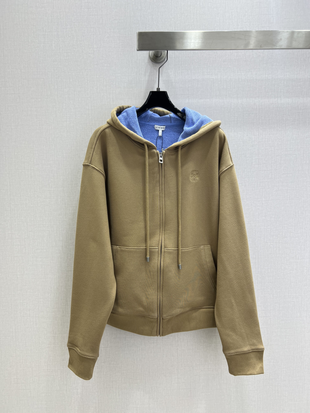 NO:592137,Highly recommended LOE*2025 new autumn and winter hooded pocket sweatshirt jacket, comfortable and versatile, order goods from trading companies!  Original product from single channel, easy to match, a rare one!  The quantity is limited, so be quick. Soft, delicate and stylish. A must-have!  One color SML code high quality ABC,,loewe,hoodie,sweatshirts,jackets & coats,hats,alexander wang19860909强烈推荐 LOE*2025秋冬新款 连帽口袋卫衣外套 舒适百搭 贸易公司订单货！原单渠道货 好搭配 不可多得的一款！数量有限要快 柔软细腻超有型 必备款！一个色 SML码 高品质ABC,,loewe,hoodie,sweatshirts,jackets & coats,hats,alexander wang,Women's clothing