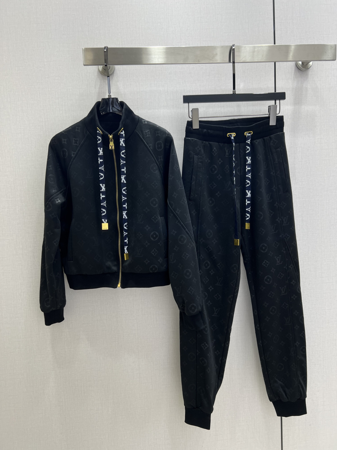 NO:592148,Highly recommended LV*2025 new autumn and winter embossed drawstring suit. It has a cool style and is OK for daily commuting. The layering is richer and full of small details. It is a plus. It accommodates all kinds of body shapes. Two colors. SML code. High quality ABC, louis vuitton, alexander wang19860909强烈推荐 LV*2025秋冬新款 压花抽绳套装 可A可飒的风格,日常通勤穿什么的都是很OK的,层次感更加丰富,满满小细节太加分了.包容各种身材都不在话下两个色 SML码 高品质ABC,,louis vuitton,alexander wang,Women's clothing