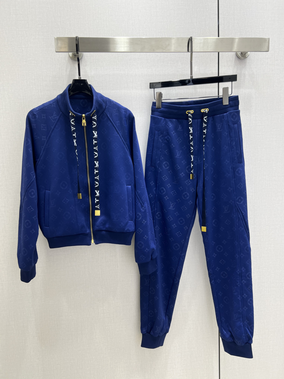 NO:592133,Highly recommended LV*2025 new autumn and winter embossed drawstring suit. It has a cool style and is OK for daily commuting. The layering is richer and full of small details. It is a plus. It accommodates all kinds of body shapes. Two colors. SML code. High quality ABC, louis vuitton, alexander wang19860909强烈推荐 LV*2025秋冬新款 压花抽绳套装 可A可飒的风格,日常通勤穿什么的都是很OK的,层次感更加丰富,满满小细节太加分了.包容各种身材都不在话下两个色 SML码 高品质ABC,,louis vuitton,alexander wang,Women's clothing