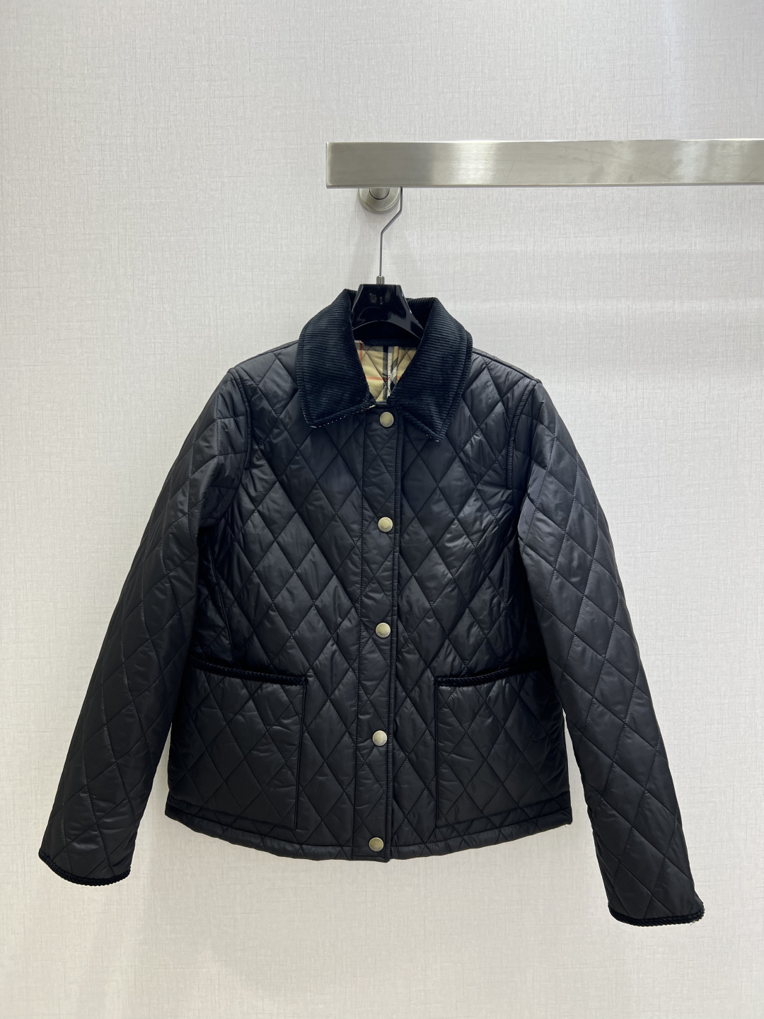 NO:592145,Highly recommended BUR*2025 new autumn and winter lapel rhombus cotton jacket. Overall warm, full effect, casual and fashionable, perfect embellishment with classic logo, two colors. SMLXL code. High quality ABC,,burberry,jackets & coats,alexander wang19860909强烈推荐 BUR*2025秋冬新款 翻领菱格棉服外套 整体保暖,效果拉满,休闲时尚,经典logo完美点缀,两个色 SMLXL码 高品质ABC,,burberry,jackets & coats,alexander wang,Women's clothing