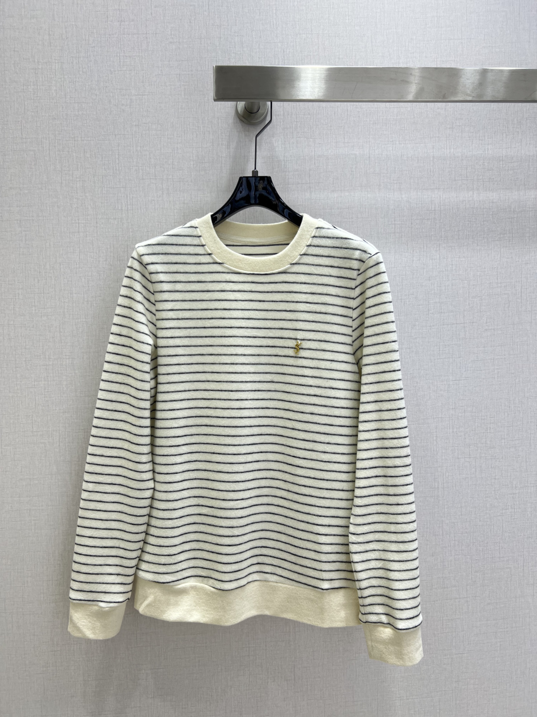 NO:592152,Highly recommended YSL* 2025 new autumn and winter striped long-sleeved bottoming top. It is high-end and elegant. It is soft, elastic and very comfortable. It has a full sense of high-end wear. Innovative fabrics are light and soft. The actual product is very good!  The tight-fitting body shows off your figure, the upper body is fashionable and versatile, and it looks good when you wear it. Even if you take off the jacket, it will look beautiful even if you wear it underneath!  Detail of workmanship, two colors, SML code, high quality ABC, saint laurent, jackets & coats, alexander wang19860909强烈推荐 YSL*2025秋冬新款 条纹长袖打底上衣 高级大气 柔软弹力很舒服 满满的穿搭高级感 创新面料 轻盈柔软 实物非常赞！紧身显身材 上身洋气百搭,穿搭好看 脱掉外套里搭也是美美的！做工看细节 两个色 SML码 高品质ABC,,saint laurent,jackets & coats,alexander wang,Women's clothing