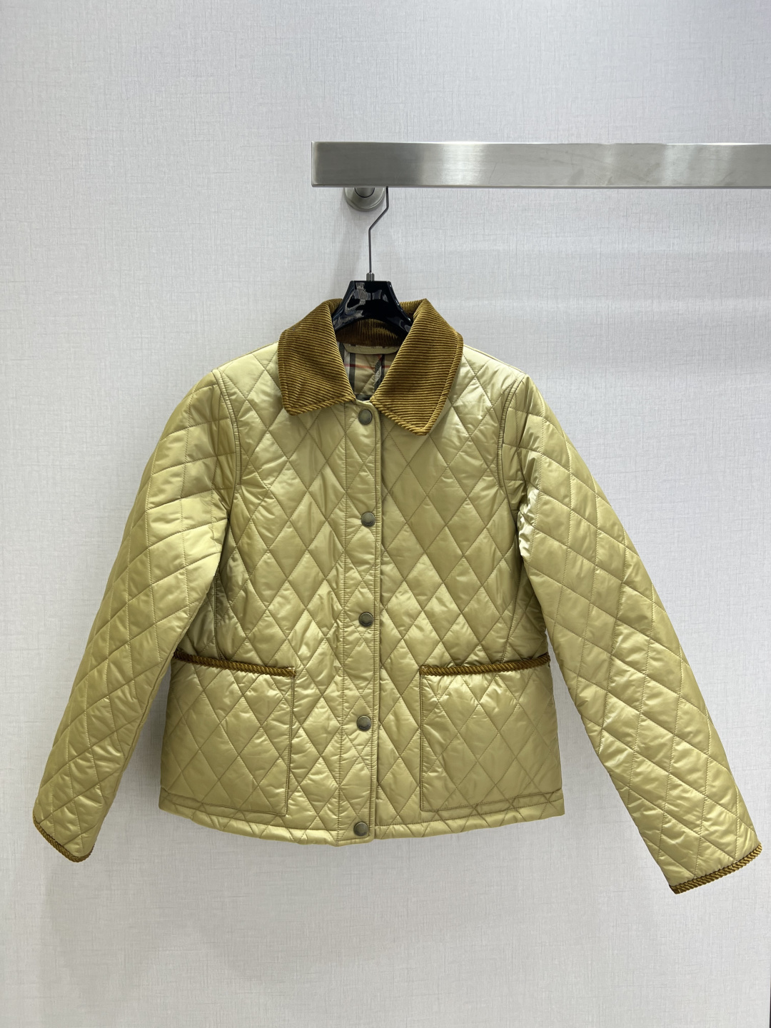 NO:592141,Highly recommended BUR*2025 new autumn and winter lapel rhombus cotton jacket. Overall warm, full effect, casual and fashionable, perfect embellishment with classic logo, two colors. SMLXL code. High quality ABC,,burberry,jackets & coats,alexander wang19860909强烈推荐 BUR*2025秋冬新款 翻领菱格棉服外套 整体保暖,效果拉满,休闲时尚,经典logo完美点缀,两个色 SMLXL码 高品质ABC,,burberry,jackets & coats,alexander wang,Women's clothing