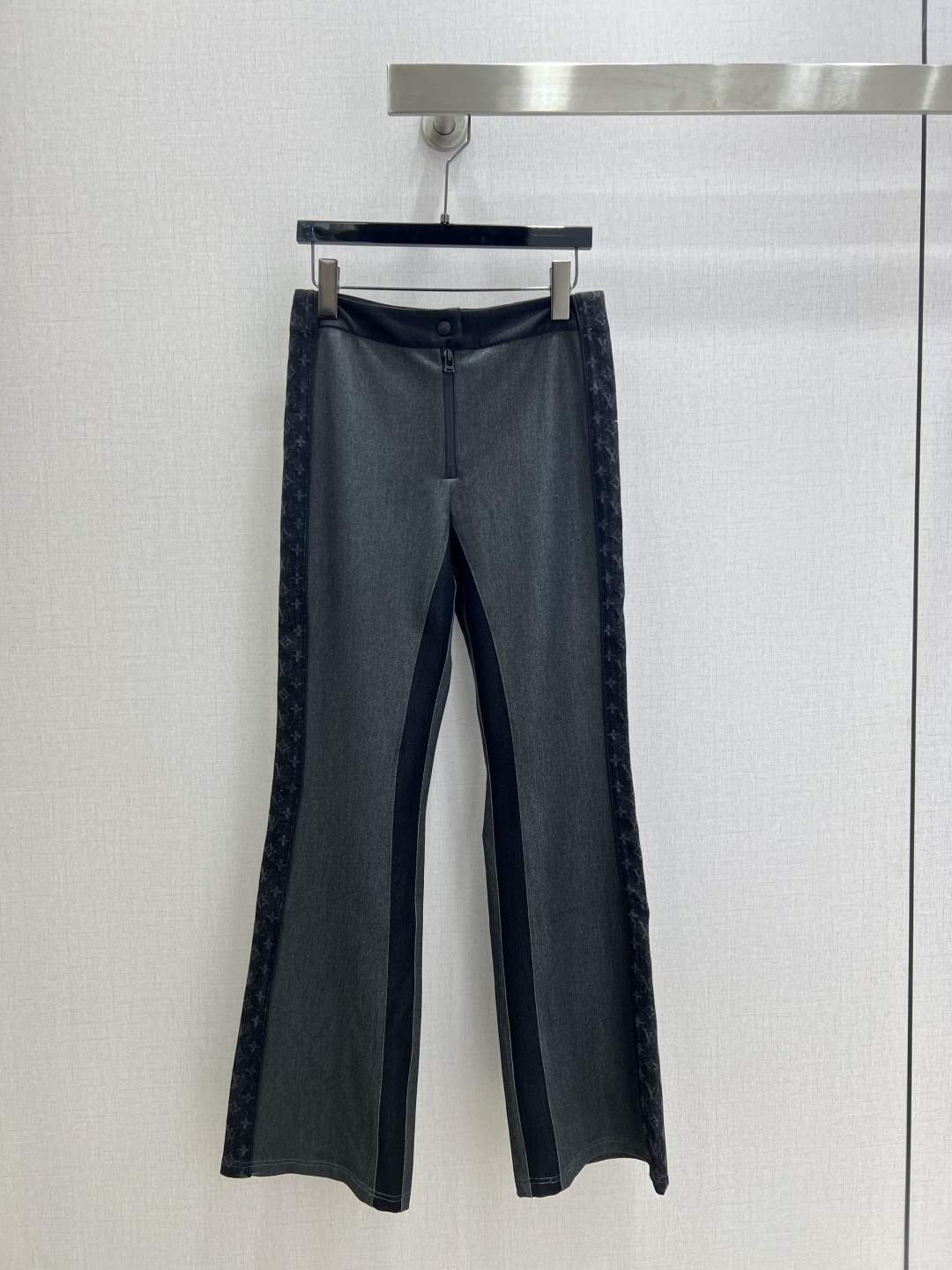 NO:592158,Highly recommend LV*2025 new autumn and winter spliced ​​printed Western straight trousers. You are not picky about your body shape. The upper body is particularly good!  The style of the matching is also very versatile. Exquisite advanced customization. The texture of the textured fabric is awesome. The upper body is cool and handsome, age-reducing and fashionable. Two colors SML code. High quality ABC, Louis Vuitton, Alexander Wang19860909强烈推荐 LV*2025秋冬新款 拼接印花西直筒长裤 不挑剔身形要求 上身特别赞！搭配的风格也很通吃 精致高级定制 富有肌理感的面料质感超赞 上身酷帅减龄时髦精 两个色 SML码 高品质ABC,,louis vuitton,alexander wang,Women's clothing