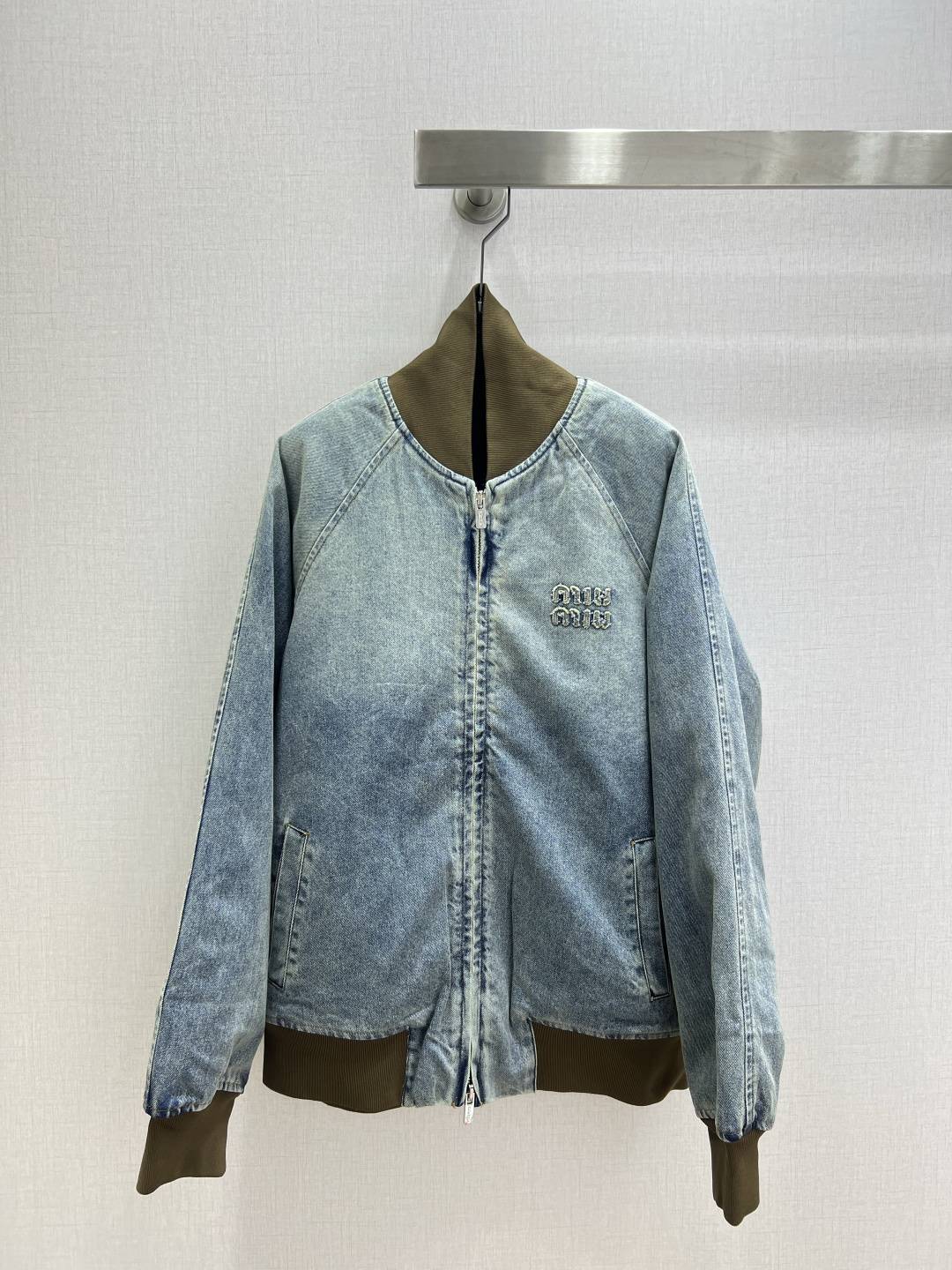 NO:592165,Highly recommended MIU* 2025 new autumn and winter color-blocked denim and cotton jacket, high-end production ~ super fashionable new denim denim. The upper body is cool and sassy with a unique color tone. The texture is fine, the cotton feels natural, it has a muscular yet soft feel, and is super beautiful!  The details and workmanship are super good, new products are in stock, available for grabs, one color SML code, high quality ABC,,miumiu,jackets & coats,alexander wang19860909强烈推荐 MIU*2025秋冬新款 拼色牛仔棉外套,高版出品~超时髦新款丹宁牛仔 个性色调上身又酷又飒爽 纹理细腻,棉感自然,既有筋骨感又不失柔软,超级漂亮！细节做工超级好,新品现货开箱开抢 一个色 SML码 高品质ABC,,miumiu,jackets & coats,alexander wang,Women's clothing