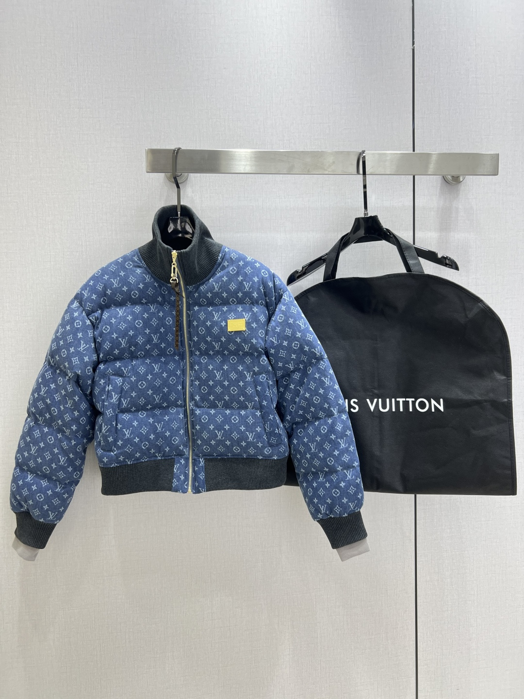 NO:605506,Comes with dust bag. Highly recommended. LV*2025 new autumn and winter style. Presbyopic gold label down jacket. Overall warm effect. Regular down jacket. Casual and fashionable. Perfect embellishment with classic logo. Comes with dust bag. One color SML code. High quality ABC, louis vuitton, jackets & coats, down jacket, alexander wang19860909配防尘袋强烈推荐 LV*2025秋冬新款 老花金标羽绒外套 整体保暖效果拉满,常规羽绒服 休闲时尚,经典logo完美点缀 配防尘袋 一个色 SML码 高品质ABC,,louis vuitton,jackets & coats,down jacket,alexander wang,Women's clothing