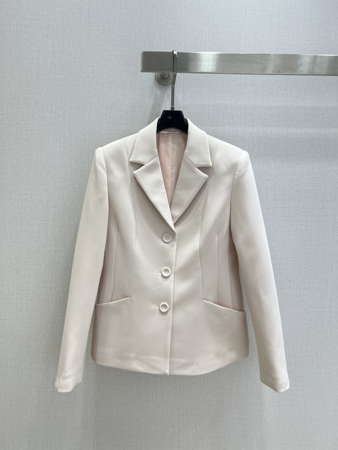 NO:605512,Highly recommended DIO* 2025 new autumn and winter style lapel waist suit jacket. Customized YB imported rayon material, high-grade texture and luster, smooth and stylish, straight shoulder silhouette suit version, jacket gun lapel collar with waist three-dimensional cutting outline, forming a sense of layering, simple and elegant, cufflinks echo the front to add design highlights, high-end temperament, a jacket that is OK for daily commuting, the color is youthful and youthful. One color SMLXL code high quality ABC, dior, jackets & coats, business  suit,alexander wang19860909强烈推荐 DIO*2025秋冬新款 翻领收腰西装外套 定制YB进口人棉材质,质感光泽高级,垂顺有型,正肩廓形西装版型,外套枪驳领搭配腰身立体裁剪的轮廓走线,形成层次感,简约大气,袖扣呼应前襟增加设计亮点,气质高级,一款日常通勤都OK的外套,颜色减龄青春.一个色 SMLXL码 高品质ABC,,dior,jackets & coats,business suit,alexander wang,Women's clothing