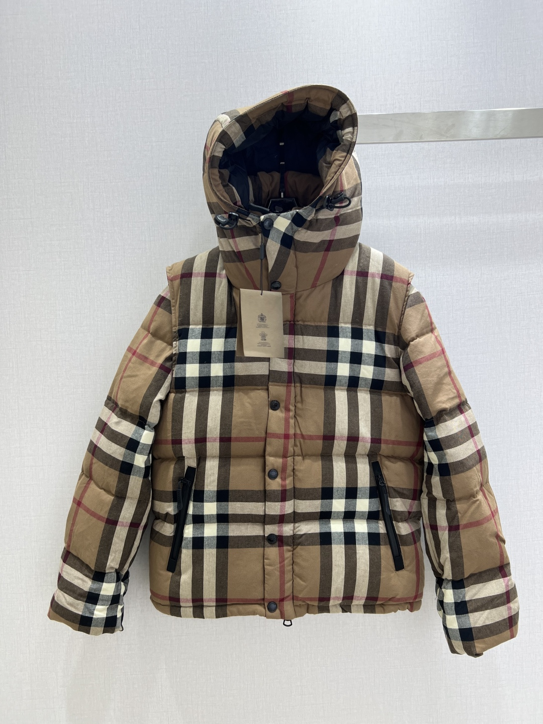 NO:605511,Comes with dust bag, highly recommended BUR*2025 new autumn and winter detachable two-wear hooded plaid down jacket  Customized YB cotton wool material, high quality, comfortable to wear, detachable hooded jacket style, white goose down filling, excellent wind and cold protection, not bulky and more versatile, the whole is covered with the iconic brand color plaid, high-end and stylish, side sleeves are detachable with zippers, the long-sleeved jacket can be transformed into a sleeveless vest in a second, practical and versatile, more neat and fashionable, creating an exclusive casual style. Filling standard GB 90 down Filling material: white goose down  One color SMLXLXXL code High quality ABC,,burberry,jackets & coats,down jacket,hats,alexander wang19860909配防尘袋强烈推荐 BUR*2025秋冬新款 可拆卸两穿连帽格纹羽绒服外套 定制YB棉毛材质,质感上乘,穿搭舒适,可拆卸连帽外套版型,白鹅绒填充,防风御寒效果绝佳,不显臃肿更百搭,整体满铺标志性品牌色格纹,造型高级洋气,侧面袖子做拉链衔接可拆,长袖外套一秒变无袖马甲,实用化多穿搭,更显利落时尚感,打造专属休闲风格.充绒标准国标90绒 充绒物:白鹅绒 一个色 SMLXLXXL码 高品质ABC,,burberry,jackets & coats,down jacket,hats,alexander wang,Women's clothing