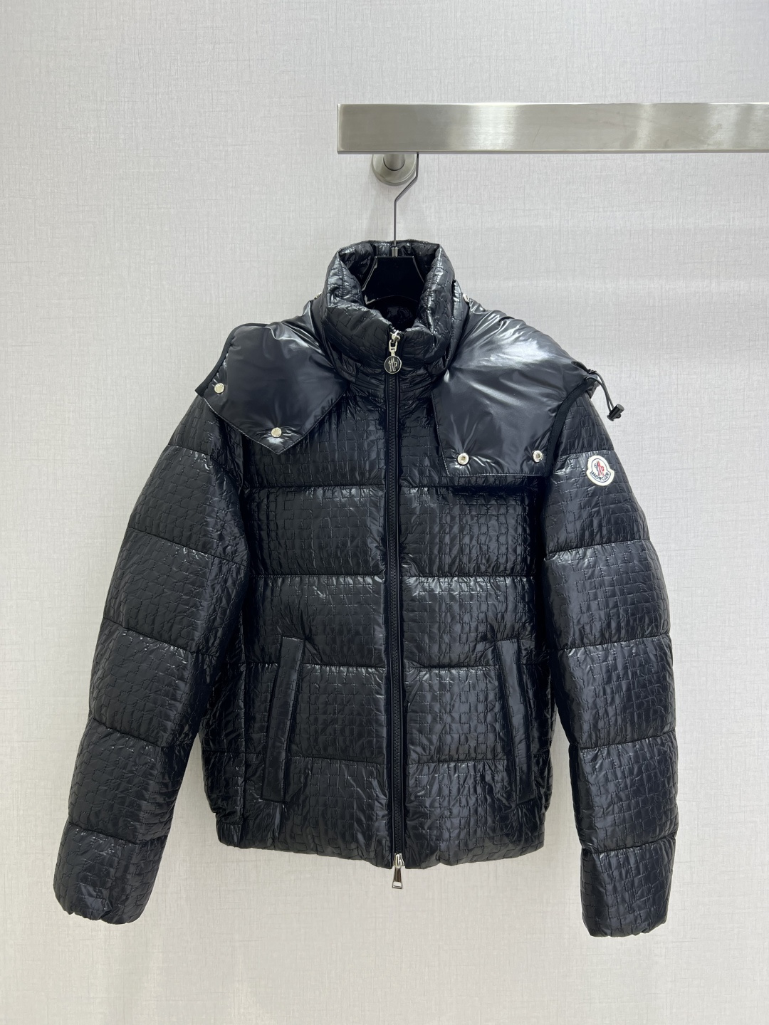 NO:605494,Comes with dust bag, highly recommended MON*2025 new autumn and winter hooded detachable down jacket  Customized YB imported windproof and waterproof nylon material, its craftsmanship is restored, upgraded materials, improve the cold protection function in autumn and winter, down-filled interior, the whole piece is light and warm, detachable stand-up collar and hooded two-wear design concept, the torso adopts rectangular embossing, superimposed with finer small square waffle pattern, rich and varied layered collision design. The whole body is full of technology, the iconic cloth patch logo embellishment on the outside of the shoulders and arms, showing a low-key sense of luxury, the exquisite illustration cloth details on the inside can successfully get rid of dullness, integrating warmth and fashion  Down filling standard: national standard 90 down. Down filling: down, two colors, code 0123, high quality ABC, jackets & coats, down jacket, hats, alexander wang19860909配防尘袋强烈推荐 MON*2025秋冬新款 连帽可拆卸羽绒服外套 定制YB进口防风防水尼龙材质,其工艺还原,升级材质,提升秋冬御寒功能,羽绒填充内里,整件轻盈保暖,可拆卸立领连帽两穿设计理念,躯干采用长方格压纹,叠加更精细的小方格华夫纹,层次碰撞设计丰富多变.通体科技感十足,肩臂外侧标志性布贴徽标点缀,彰显低调高级感,内里精致插画布贴细节就能成功摆脱沉闷,集保暖与时髦一体 充绒标准:国标90绒 充绒物:羽绒 两个色 0123码 高品质ABC,,jackets & coats,down jacket,hats,alexander wang,Women's clothing