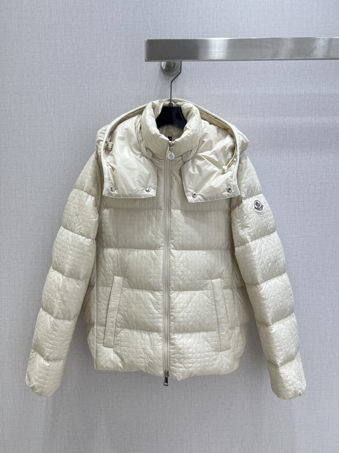 NO:605488,Comes with dust bag, highly recommended MON*2025 new autumn and winter hooded detachable down jacket  Customized YB imported windproof and waterproof nylon material, its craftsmanship is restored, upgraded materials, improve the cold protection function in autumn and winter, down-filled interior, the whole piece is light and warm, detachable stand-up collar and hooded two-wear design concept, the torso adopts rectangular embossing, superimposed with finer small square waffle pattern, rich and varied layered collision design. The whole body is full of technology, the iconic cloth patch logo embellishment on the outside of the shoulders and arms, showing a low-key sense of luxury, the exquisite illustration cloth details on the inside can successfully get rid of dullness, integrating warmth and fashion  Down filling standard: national standard 90 down. Down filling: down, two colors, code 0123, high quality ABC, jackets & coats, down jacket, hats, alexander wang19860909配防尘袋强烈推荐 MON*2025秋冬新款 连帽可拆卸羽绒服外套 定制YB进口防风防水尼龙材质,其工艺还原,升级材质,提升秋冬御寒功能,羽绒填充内里,整件轻盈保暖,可拆卸立领连帽两穿设计理念,躯干采用长方格压纹,叠加更精细的小方格华夫纹,层次碰撞设计丰富多变.通体科技感十足,肩臂外侧标志性布贴徽标点缀,彰显低调高级感,内里精致插画布贴细节就能成功摆脱沉闷,集保暖与时髦一体 充绒标准:国标90绒 充绒物:羽绒 两个色 0123码 高品质ABC,,jackets & coats,down jacket,hats,alexander wang,Women's clothing