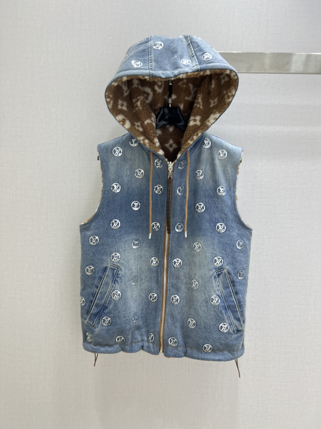 NO:605500,Highly recommended LV* 2025 new autumn and winter rhinestone plush vest jacket, reversible, extremely comfortable, no reason to refuse it. A cute style, suitable for daily commuting, regardless of occasion. Unique design, richer layering, full of small details, a plus. One color SML code, high quality ABC, Louis Vuitton, jackets & coats, alexander wang19860909强烈推荐 LV*2025秋冬新款 水钻毛绒马甲外套 双面可穿 舒适度极强 没有理由可以拒绝它.可A可飒的风格,日常通勤穿什么的都是很OK的,不挑场合的.设计独特 层次感更加丰富,满满小细节太加分了 一个色 SML码 高品质ABC,,louis vuitton,jackets & coats,alexander wang,Women's clothing