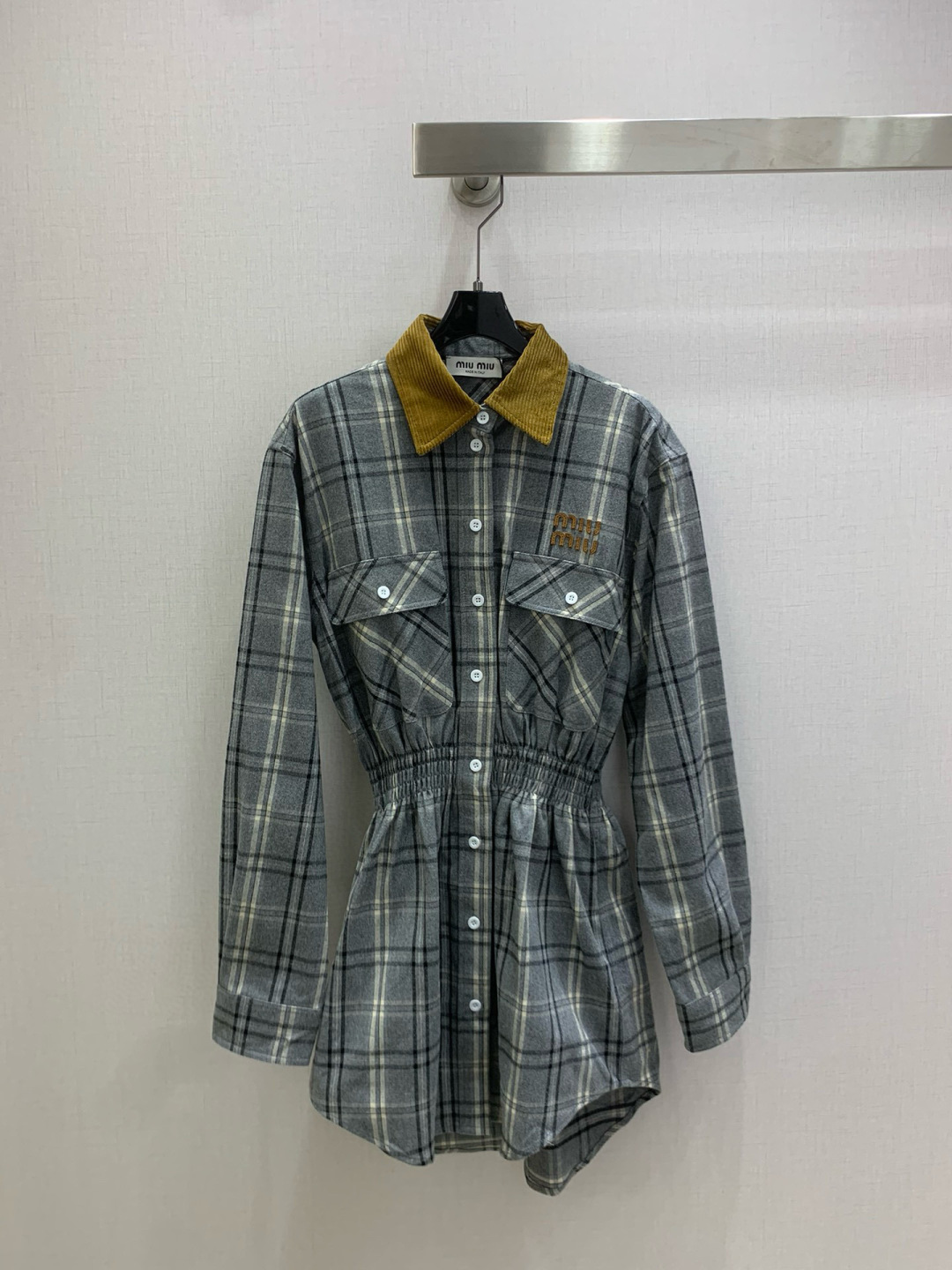 NO:605495,Highly recommended MIU*2025 new autumn and winter plaid double-pocket waist dress British retro flannel plaid dress Miu style retro style using plaid fabric developed by custom-woven plaid technology method Proper fashionable girl shows long legs and temperament Atmosphere is also online One color SML code High quality ABC, miumiu, skirts, alexander wang19860909强烈推荐 MIU*2025秋冬新款 格纹双口袋收腰连衣裙 英伦复古法兰绒格纹连衣裙 缪系穿搭 复古有型 采用定织开发的格纹面料 对格工艺做法 妥妥的时髦妹子 显腿长显气质 氛围感也在线 一个色 SML码 高品质ABC,,miumiu,skirts,alexander wang,Women's clothing