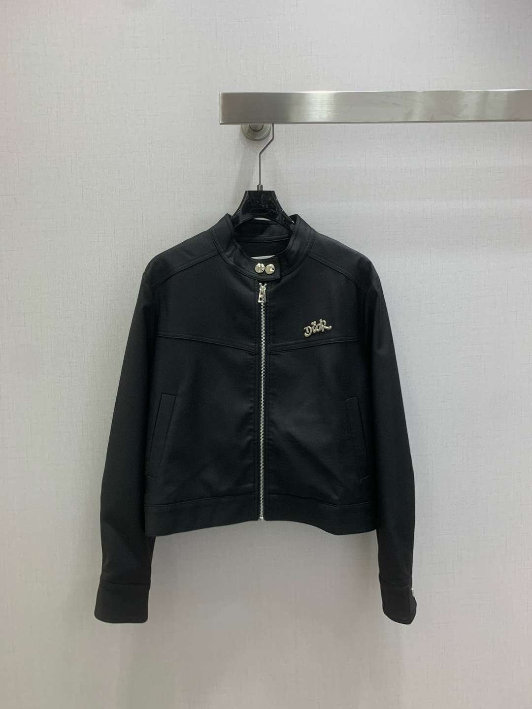 NO:605507,Highly recommended DIO*2025 new autumn and winter three-dimensional letter jacket produced by Rocket Speed!  The whole piece is three-dimensional tailoring, all-round exquisite upper body, super covering the flesh and making you look slimmer. It gives a refreshing and fashionable sense of high-end. It is elegant and fashionable in daily life and very versatile. The color is very beautiful. The fabric is high-end and textured. Two colors SML code. High quality ABC, dior, jackets & coats, jackets & coats, alexander wang19860909强烈推荐 DIO*2025秋冬新款 立体字母夹克外套 火箭速度出品！整件立体剪裁 全方位精致做上身超级遮肉显瘦 穿出清爽时髦的高级感 日常优雅又时髦巨百搭 颜色很好看 面料高级又有质感 两个色 SML码 高品质ABC,,dior,jackets & coats,jackets & coats,alexander wang,Women's clothing