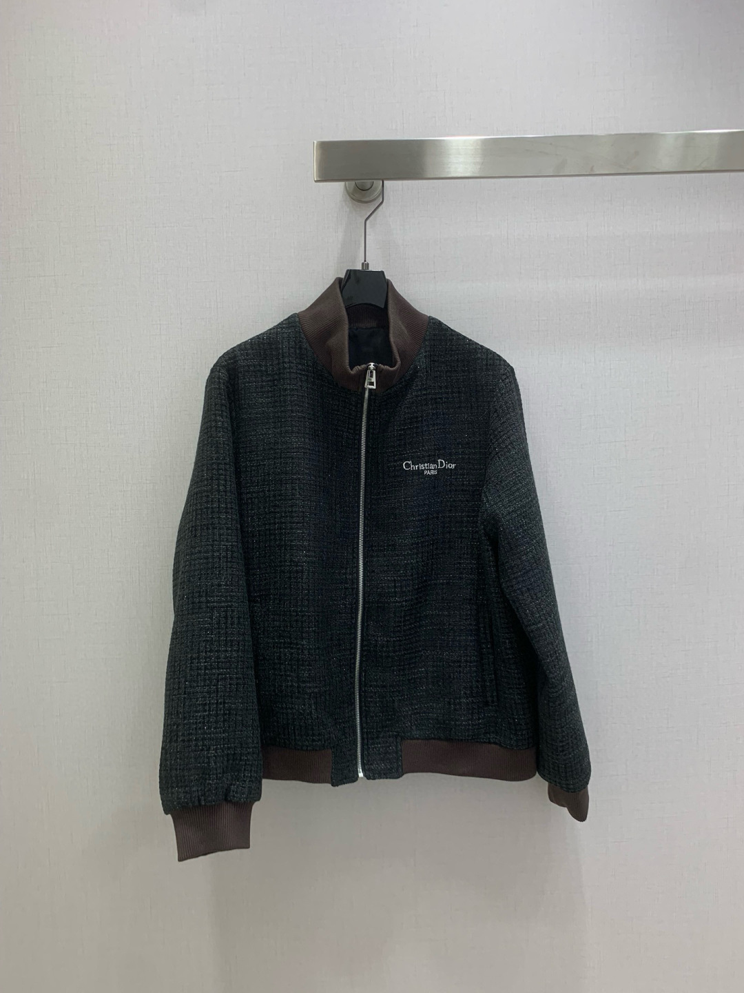 NO:605517,Highly recommended DIO*2025 new autumn and winter contrasting slub zipper jacket produced by Rocket Speed!  The whole piece is three-dimensional tailoring, all-round and exquisite, the upper body is super covered and slimming. It gives a refreshing and fashionable sense of luxury. It is elegant and fashionable in daily life and is very versatile. The color is very beautiful. The fabric is high-end and textured. One color SML code. High quality ABC, dior, jackets & coats, alexander wang19860909强烈推荐 DIO*2025秋冬新款 撞色粗纺拉链外套 火箭速度出品！整件立体剪裁 全方位精致做上身超级遮肉显瘦 穿出清爽时髦的高级感 日常优雅又时髦巨百搭 颜色很好看 面料高级又有质感 一个色 SML码 高品质ABC,,dior,jackets & coats,alexander wang,Women's clothing