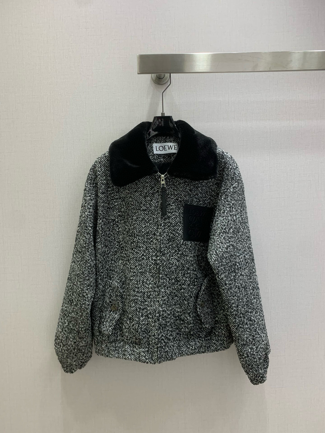 NO:605943,Highly recommended LOE*2025 new autumn and winter woolen leather jacket produced by Rocket Speed!  The whole piece is three-dimensional tailoring, all-round and exquisite, the upper body is super covered and slimming. It gives a refreshing and fashionable sense of high-end. It is elegant and fashionable in daily life. It is very versatile. The color is very beautiful. The fabric is high-end and textured. One color SML code. High quality ABC,,loewe,jackets & coats,alexander wang19860909强烈推荐 LOE*2025秋冬新款 粗纺皮牌外套 火箭速度出品！整件立体剪裁 全方位精致做上身超级遮肉显瘦 穿出清爽时髦的高级感 日常优雅又时髦巨百搭 颜色很好看 面料高级又有质感 一个色 SML码 高品质ABC,,loewe,jackets & coats,alexander wang,Women's clothing