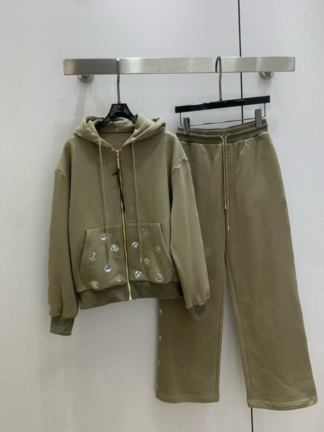 NO:605955,Highly recommended LV* 2025 autumn and winter new style hooded rhinestone sweatshirt jacket pocket rhinestone drawstring trousers, separate batches, A cute style, it is OK to wear for daily commuting, the layering is richer, full of small details are a plus. It can accommodate all kinds of body shapes. Two colors, SML code, high quality, louis vuitton, hoodie, sweatshirts, jackets & coats, hats, alexander wang19860909强烈推荐 LV*2025秋冬新款 连帽水钻卫衣外套口袋水钻抽绳长裤 分开批 可A可飒的风格,日常通勤穿什么的都是很OK的,层次感更加丰富,满满小细节太加分了.包容各种身材都不在话下两个色 SML码 高品质外,,louis vuitton,hoodie,sweatshirts,jackets & coats,hats,alexander wang,Women's clothing