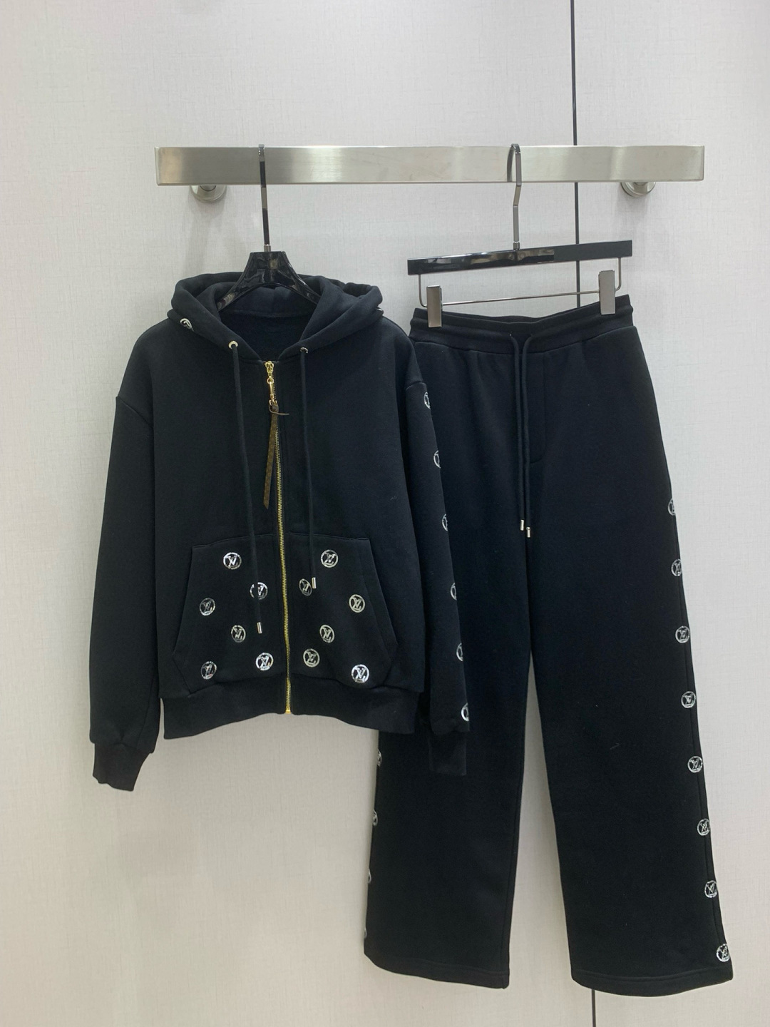 NO:605938,Highly recommended LV* 2025 autumn and winter new style hooded rhinestone sweatshirt jacket pocket rhinestone drawstring trousers, separate batches, A cute style, it is OK to wear for daily commuting, the layering is richer, full of small details are a plus. It can accommodate all kinds of body shapes. Two colors, SML code, high quality, louis vuitton, hoodie, sweatshirts, jackets & coats, hats, alexander wang19860909强烈推荐 LV*2025秋冬新款 连帽水钻卫衣外套口袋水钻抽绳长裤 分开批 可A可飒的风格,日常通勤穿什么的都是很OK的,层次感更加丰富,满满小细节太加分了.包容各种身材都不在话下两个色 SML码 高品质外,,louis vuitton,hoodie,sweatshirts,jackets & coats,hats,alexander wang,Women's clothing