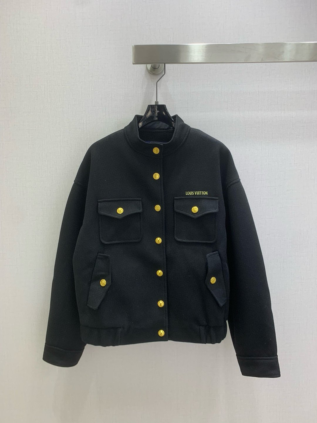 NO:605947,Highly recommended LV*2025 new autumn and winter woolen double-pocket jacket, classic and stylish, has its own aura, the fabric texture is very nice, fashionable and high-end, the color is super positive, the upper body is white and slim, it has a cool and handsome series, the upper body has a full aura when walking, the length is just right, easy to control, two colors SML code, high quality ABC, Louis Vuitton, jackets & coats, alexander wang19860909强烈推荐 LV*2025秋冬新款 毛呢双口袋外套 经典又有型 自带气场 面料质感很奈斯 时髦又高级 颜色超级正 上身显白又显瘦 自带酷帅感的系列 走路都带风上身气场全开 长度恰到好处 轻松驾驭 两个色 SML码 高品质ABC,,louis vuitton,jackets & coats,alexander wang,Women's clothing