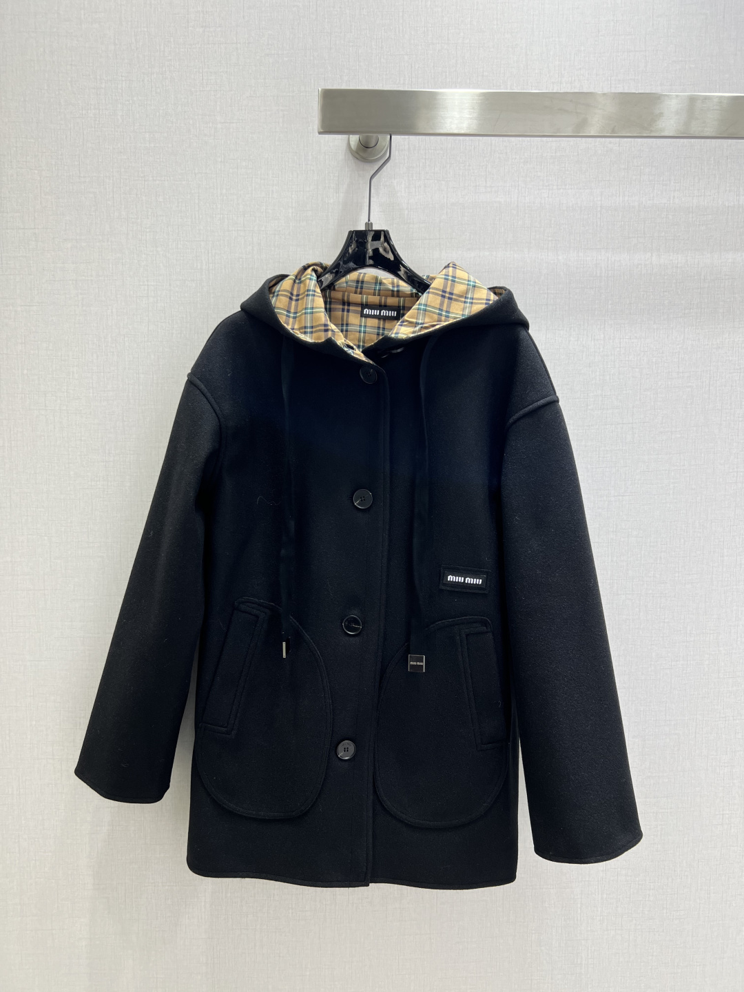 NO:606458,Highly recommended MIU*2025 new autumn and winter hooded woolen pocket jacket, classic and stylish, has its own aura, the fabric texture is very nice, fashionable and high-end, the color is super positive, the upper body is white and slim, it has a cool and handsome series, the upper body has a full aura when walking, the length is just right, easy to control, one color SML code, high quality ABC,, miumiu, jackets & coats, hats, alexander wang19860909强烈推荐 MIU*2025秋冬新款 连帽毛呢口袋外套 经典又有型 自带气场 面料质感很奈斯 时髦又高级 颜色超级正 上身显白又显瘦 自带酷帅感的系列 走路都带风上身气场全开 长度恰到好处 轻松驾驭 一个色 SML码 高品质ABC,,miumiu,jackets & coats,hats,alexander wang,Women's clothing