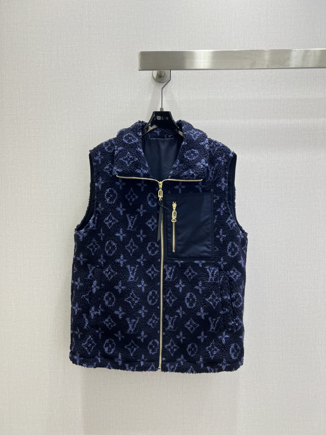 NO:606517,Highly recommended LV*2025 new autumn and winter lambswool spliced lapel vest jacket. Customized YB lambswool material, sufficient wool, windproof and cold-proof, vest cut, whole body lambswool material with obvious grain, thick and warm, color matching and collision embellishment with four-leaf clover letters, highlighting the brand style, adding high-end colors, suitable for more wearing occasions and personal style, regular loose version, fashionable and inclusive, versatile in autumn and winter. High-end texture, you will not regret buying a warm winter jacket. One color  SML code high quality ABC,,louis vuitton,jackets & coats,alexander wang19860909强烈推荐 LV*2025秋冬新款 羊羔毛拼接翻领马甲外套 定制YB羊羔绒材质,毛量充足,防风御寒,马甲剪裁,通体颗粒明显羊羔绒材质,厚实保暖,拼色碰撞点缀四叶草字母,彰显品牌格调,增添高级色彩,适配更多穿搭场合和个人风格,常规宽松版型,时尚包容,秋冬百搭好物.质感高级,入手不悔暖冬外套.一个色 SML码 高品质ABC,,louis vuitton,jackets & coats,alexander wang,Women's clothing