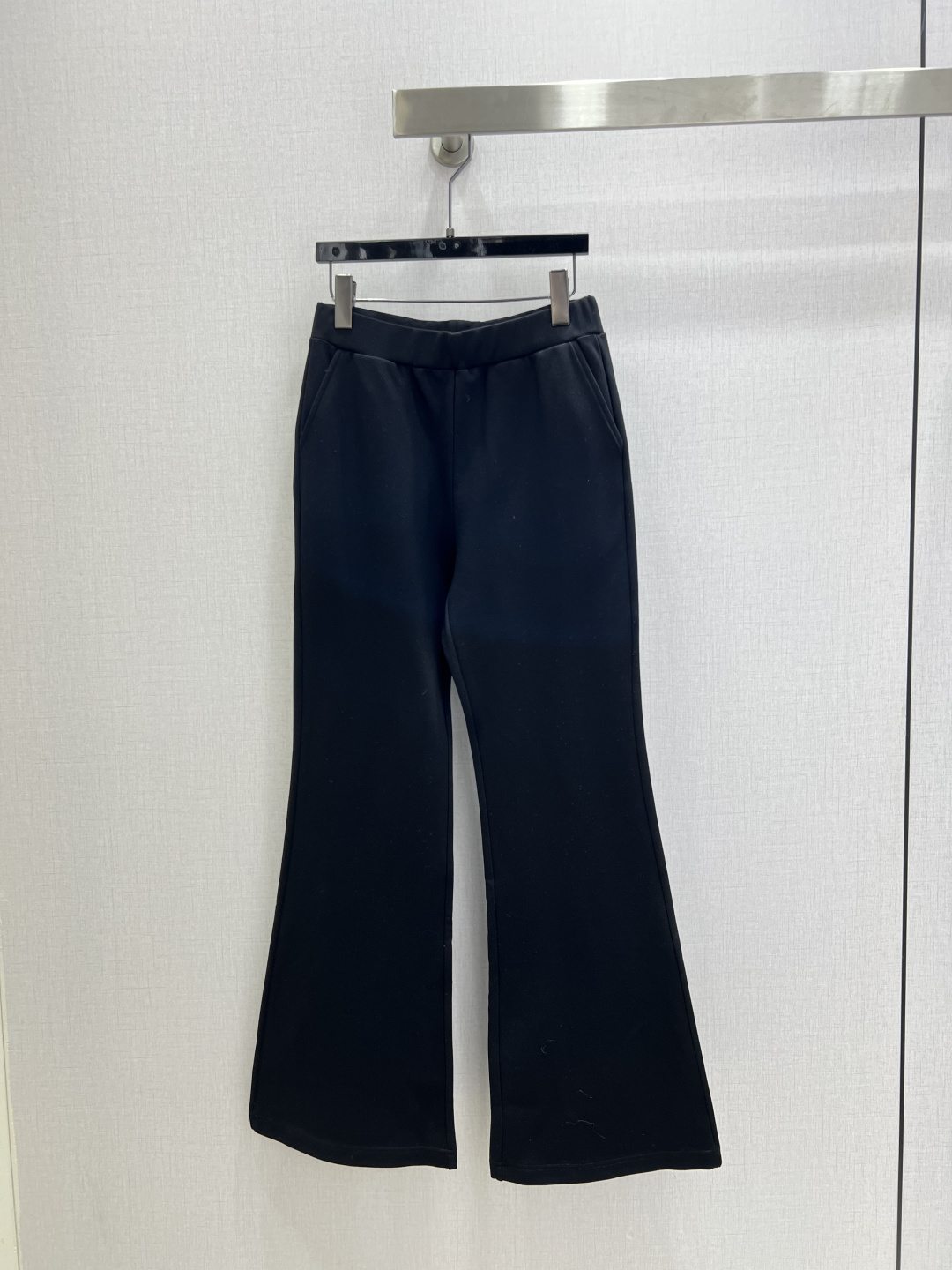 NO:606528,Highly recommended YSL* 2025 new autumn and winter style boot-cut trousers with letter embroidery Wang fried boot-cut trousers Black boot-cut trousers decorated with letter embroidery on the back Standard high-waist design with built-in stretchable lower body and leg length Boot-cut trousers Slim fit but not tight There is room to make you slimmer19860909强烈推荐 YSL*2025秋冬新款 字母绣花微喇长裤 王炸微喇神裤 后背字母刺绣装饰黑色微喇长裤 标配的高腰设计 自带拉伸下身腿长 微喇裤型 修身但不会紧绷 有余量更加显瘦 简直是搭配小能手 怎么穿都不会出错 实力百搭 实力显瘦 一个色 SML码 高品质ABC,,saint laurent,alexander wang,Women's clothing