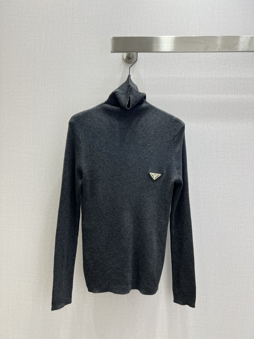 NO:606552,Highly recommended PRA*2025 autumn and winter new style, pile collar triangle brand wool long-sleeved bottoming top, high elasticity, classic sweater, delicate and soft texture. Classic age-reducing item!  The pattern doesn’t make your upper body look slimmer!  A perfect item that Bai Fumei must buy. The texture is superb and the workmanship is perfect!  Grab the spot now and get the big orders!  Three colors SML code high quality ABC, prada, sweaters, alexander wang19860909强烈推荐 PRA*2025秋冬新款 堆堆领三角牌羊毛长袖打底上衣 高弹力 经典毛衣 质感细腻软糯.经典减龄单品！版型不挑人上身巨显瘦！白富美必收的完美单品.质感超赞完美做工品质！现货开抢 大单子甩过来！三个色 SML码 高品质ABC,,prada,sweaters,alexander wang,Women's clothing