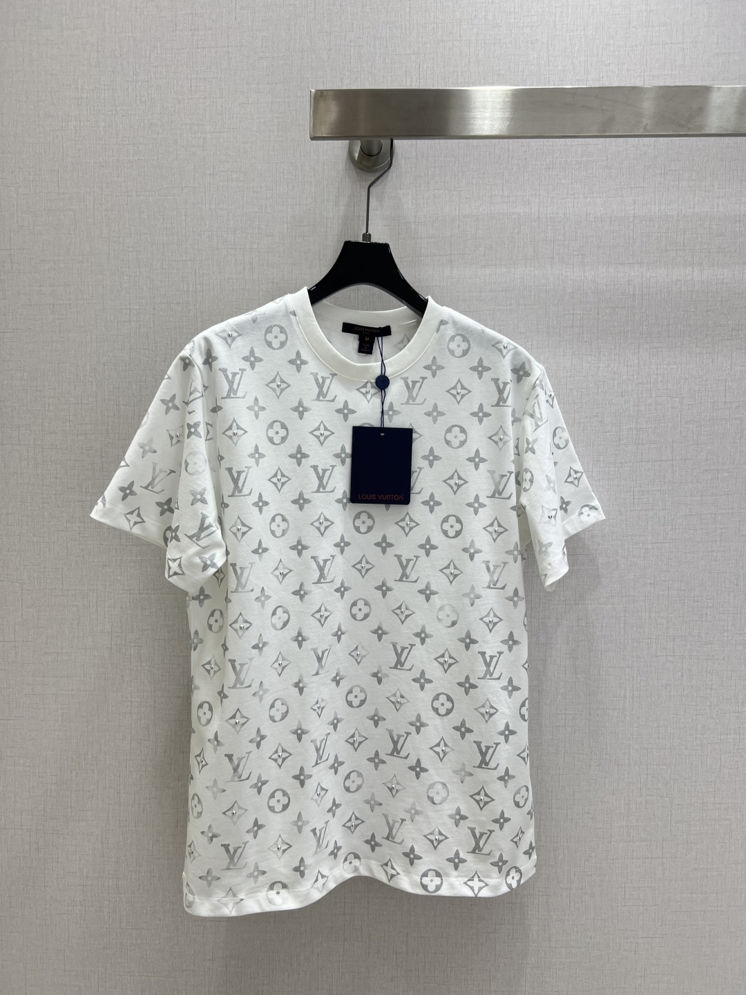 NO:607513,Highly recommended LV* 2025 new autumn and winter round neck raffia printed short-sleeved T-shirt. Customized YB native cotton material, breathable and comfortable, full of texture, regular loose short-sleeved cutting, highlighting the brand style. Made of heavyweight pure cotton, slightly stretchy, showing a slimming visual effect. The whole body is covered with four-leaf clover letter jacquard, interspersed with raffia bead decoration, refracting light to highlight the high-end style, and it is stylish when worn alone. Two colors SML code  High quality ABC,,louis vuitton,T-shirt,tees,t-shirt,alexander wang19860909强烈推荐 LV*2025秋冬新款 圆领柳丁印花短袖T恤 定制YB原生全棉材质,透气舒适,质感十足,常规宽松短袖裁剪,凸显品牌格调,采用克重纯棉制成,略带有弹力,呈现显瘦视觉效果,通体满铺四叶草字母提花,穿插点缀柳丁钉珠装饰,折射光线彰显高级格调,单穿内搭都出彩时髦.两个色 SML码 高品质ABC,,louis vuitton,T-shirt,tees，t-shirt,alexander wang,Women's clothing