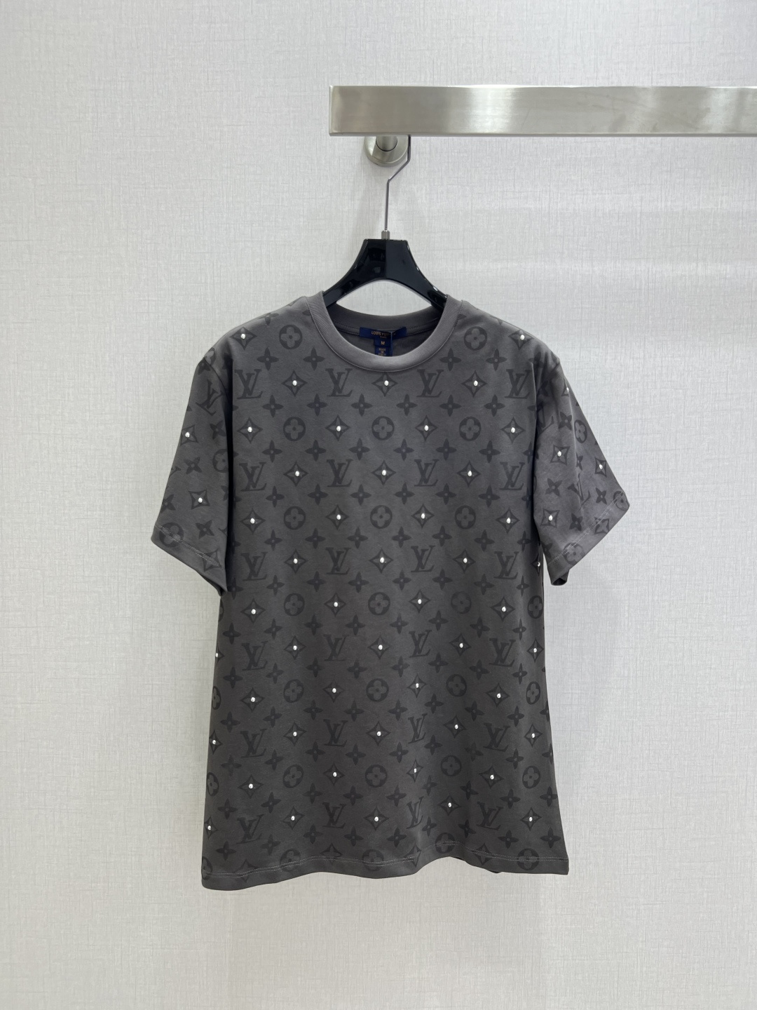 NO:607525,Highly recommended LV* 2025 new autumn and winter round neck raffia printed short-sleeved T-shirt. Customized YB native cotton material, breathable and comfortable, full of texture, regular loose short-sleeved cutting, highlighting the brand style. Made of heavyweight pure cotton, slightly stretchy, showing a slimming visual effect. The whole body is covered with four-leaf clover letter jacquard, interspersed with raffia bead decoration, refracting light to highlight the high-end style, and it is stylish when worn alone. Two colors SML code  High quality ABC,,louis vuitton,T-shirt,tees,t-shirt,alexander wang19860909强烈推荐 LV*2025秋冬新款 圆领柳丁印花短袖T恤 定制YB原生全棉材质,透气舒适,质感十足,常规宽松短袖裁剪,凸显品牌格调,采用克重纯棉制成,略带有弹力,呈现显瘦视觉效果,通体满铺四叶草字母提花,穿插点缀柳丁钉珠装饰,折射光线彰显高级格调,单穿内搭都出彩时髦.两个色 SML码 高品质ABC,,louis vuitton,T-shirt,tees，t-shirt,alexander wang,Women's clothing