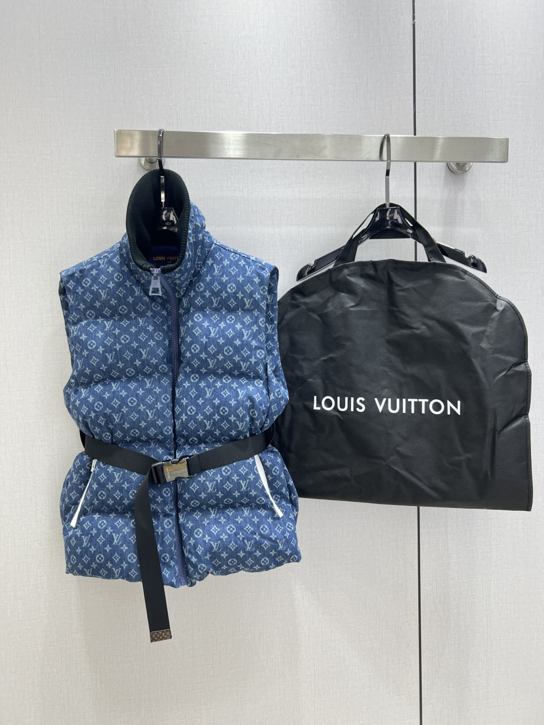 NO:607499,Comes with a dust bag. Highly recommended. LV*2025 new autumn/winter presbyopic belt down jacket and vest jacket [white goose down] printed fabric. Classic and stylish. Can be used perfectly in all kinds of styles~High-end ready-made clothing, the details are amazing!  Exquisite and everyday, easy to control!  The texture is great!  Age reduction, fashion, casual girlishness, highly recommended!  !  Comes with dust bag, one color SML code, high quality AB,,louis vuitton,jackets & coats,down jacket,alexander wang19860909配防尘袋强烈推荐 LV*2025秋冬新款 老花腰带羽绒服马甲外套【白鹅绒】印花面料 经典又有型 各种都能完美驾驭～高级成衣做法,细节美到爆！精美又日常,轻松驾驭！质感棒棒哒！减龄 时尚 休闲少女感,强推！！配防尘袋 一个色 SML码 高品质AB,,louis vuitton,jackets & coats,down jacket,alexander wang,Women's clothing