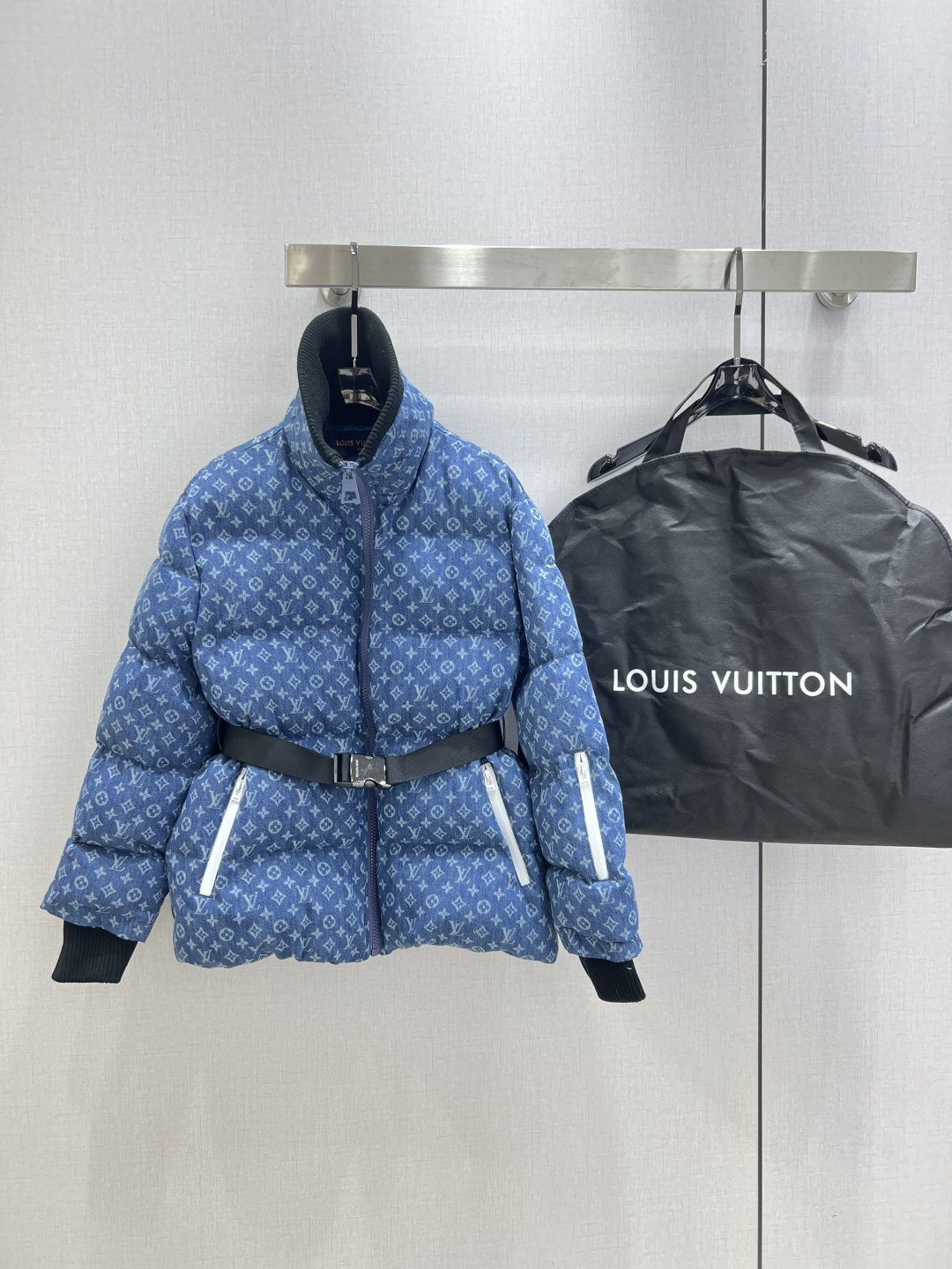 NO:607511,Comes with a dust bag. Highly recommended. LV*2025 Autumn and Winter New Lapel Presbyopia Belt Down Jacket [White Goose Down] Printed Fabric. Classic and Stylish. Can be used perfectly in all kinds of styles ~ High-end ready-made clothing, the details are amazing!  Exquisite and everyday, easy to control!  The texture is great!  Age reduction, fashion, casual girlishness, highly recommended!  !  Comes with dust bag, one color SML code, high quality ABC,,louis vuitton,jackets & coats,down jacket,alexander wang19860909配防尘袋强烈推荐 LV*2025秋冬新款 翻领老花腰带羽绒服外套【白鹅绒】印花面料 经典又有型 各种都能完美驾驭～高级成衣做法,细节美到爆！精美又日常,轻松驾驭！质感棒棒哒！减龄 时尚 休闲少女感,强推！！配防尘袋 一个色 SML码 高品质ABC,,louis vuitton,jackets & coats,down jacket,alexander wang,Women's clothing