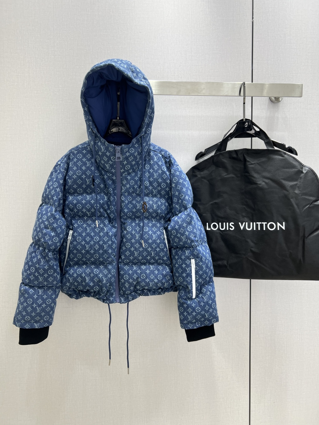 NO:607523,Comes with a dust bag. Highly recommended. LV*2025 new autumn/winter hooded presbyopia down jacket [white goose down] printed fabric. Classic and stylish. It can be perfectly controlled in all kinds of styles~High-end ready-made clothing, the details are amazing!  Exquisite and everyday, easy to control!  The texture is great!  Age reduction, fashion, casual girlishness, highly recommended!  !  Comes with dust bag, one color SML code, high quality ABC,,louis vuitton,jackets & coats,down jacket,hats,alexander wang19860909配防尘袋强烈推荐 LV*2025秋冬新款 连帽老花羽绒服外套【白鹅绒】印花面料 经典又有型 各种都能完美驾驭～高级成衣做法,细节美到爆！精美又日常,轻松驾驭！质感棒棒哒！减龄 时尚 休闲少女感,强推！！配防尘袋 一个色 SML码 高品质ABC,,louis vuitton,jackets & coats,down jacket,hats,alexander wang,Women's clothing