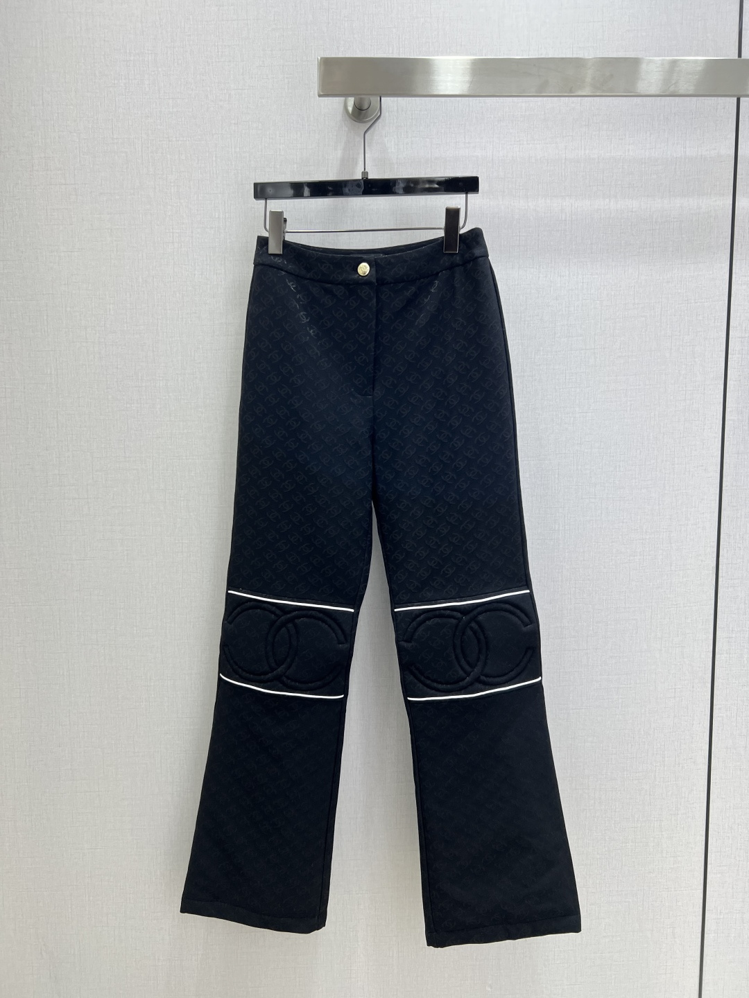 NO:607479,Highly recommended CHA*2025 new autumn and winter jacquard down jacket jacquard double C straight trousers batch separately  Customized YB imported jacquard material, down-filled lining, the whole piece is light and warm, stand-up collar down jacket, comfortable and easy to wear without looking bulky, with threaded cuffs to tighten, more wearable, classic rectangular texture, double C jacquard letters all over, open zipper and black and white contrast with the body  Color, the interior is covered with jacquard dark patterns, showing a high-end style. Paired with the same series of down straight trousers, the jacquard reflective pattern is low-key and luxurious, the knees are outlined with horizontal white strapping strips, and the double C large logo is prominent. The upper body of the set combines warmth and fashion. It is the first choice for layering in autumn and winter. One color  SML code high quality,,jackets & coats,down jacket,alexander wang19860909强烈推荐 CHA*2025秋冬新款 提花羽绒外套提花双C直筒长裤 分开批 定制YB进口提花材质,羽绒填充内里,整件轻盈保暖,立领羽绒外套,舒适好穿不显臃肿,搭配袖口螺纹收紧,穿搭性更强,经典长方格纹理,通体双C提花字母,开襟拉链与大身黑白撞色,内里满铺提花暗纹,呈现高级格调品味,搭配同系列羽绒直筒长裤,提花反光低调奢华,膝盖横向白色捆条勾勒,双C大徽标突出,成套上身集保暖与时髦一体,秋冬叠穿首选.一个色 SML码 高品,,jackets & coats,down jacket,alexander wang,Women's clothing