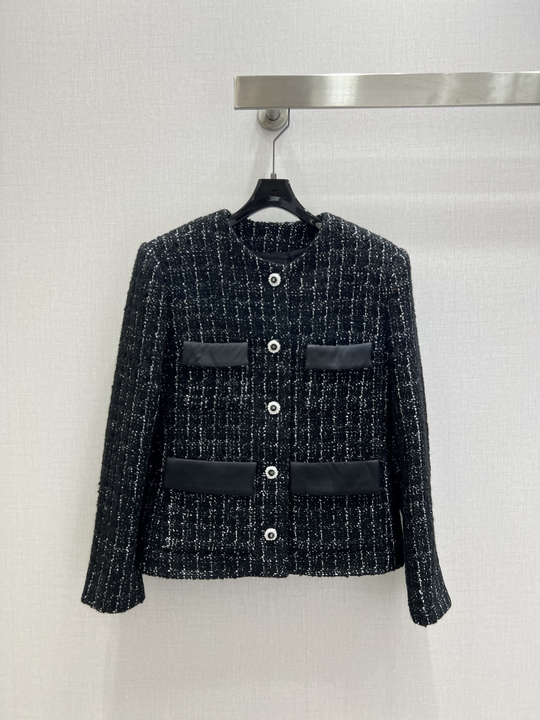 NO:607471,Highly recommended CHA*2025 new autumn and winter woven round neck dress jacket  Customized YB imported woolen material, with obvious texture, visible wool, high quality, thick striped woolen fabric to create a model of ladylike style, round neck shoulder jacket, fake pocket shape on the front of the chest, single row of double C printed round buttons, exquisite black and white woven texture, echoing the dark jacquard lining inside, luxurious yet elegant, straight cut, slim and stylish, fashionable autumn and winter wear first choice, gorgeous temperament. Ceiling version silk jacquard lining  One color SML code high quality ABC,,jackets & coats,real silk,alexander wang19860909强烈推荐 CHA*2025秋冬新款 编织圆领洋装外套 定制YB进口粗纺羊毛呢材质,肌理明显,毛料肉眼可见,质感上乘,粗花条纹毛呢面料打造名媛风典范,圆领正肩外套,胸口前侧拼接假口袋造型,单排印刻双C印刻圆扣精致黑白色系编织纹理,呼应内里暗纹提花内衬,奢华不失雅致,直筒裁剪显瘦有型,时髦精秋冬穿搭首选,气质华丽.天花板版本 真丝提花内衬 一个色 SML码 高品质ABC,,jackets & coats,real silk,alexander wang,Women's clothing