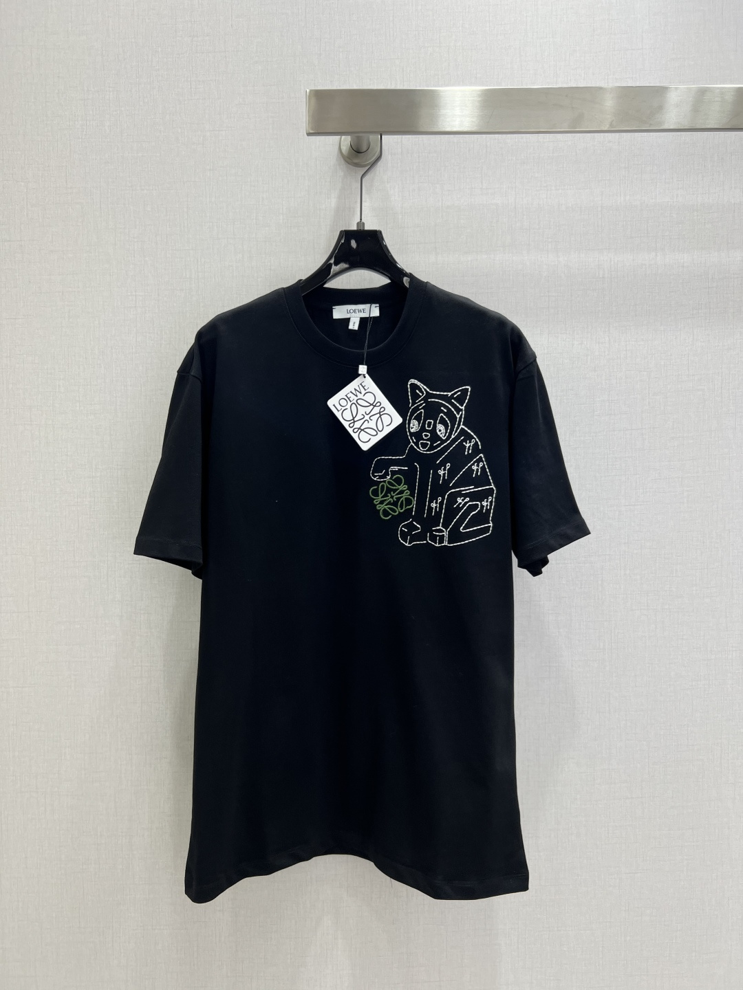 NO:607547,Highly recommended LOE*2025 new autumn and winter round neck embroidered cat short-sleeved T-shirt LoewLouis  wain co-branded series # Customized YB native cotton material, breathable and comfortable, full of texture, loose short-sleeved T-shirt cut, highlighting the brand style, made of heavyweight pure cotton, full of drape, slim and fashionable to wear, embroidery technology is used on the chest to outline the childish pattern of the kitten playing totem logo, the style is lively, while strengthening the brand identity, the sense of fashion and high-end is immediately apparent, creating a personalized style, fashionable and relaxed, it can be worn alone and stylish. Two colors SML code  High quality ABC,,louis vuitton,loewe,T-shirt,tees,t-shirt,alexander wang19860909强烈推荐 LOE*2025秋冬新款 圆领刺绣猫咪短袖T恤 LoewLouis wain联名系列#定制YB原生全棉材质,透气舒适,质感十足,宽松短袖T恤裁剪,凸显品牌格调,采用克重纯棉制成,垂坠感十足,穿搭显瘦时尚,胸前利用刺绣工艺,勾勒出小猫玩耍图腾徽标的童趣图案,风格活泼,同时加强品牌标识度,时尚高级感立现,打造个性风格,时髦松弛,单穿内搭都出彩时髦.两个色 SML码 高品质ABC,,louis vuitton,loewe,T-shirt,tees，t-shirt,alexander wang,Women's clothing