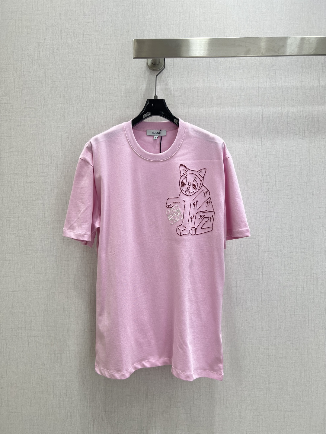 NO:607537,Highly recommended LOE*2025 new autumn and winter round neck embroidered cat short-sleeved T-shirt LoewLouis  wain co-branded series # Customized YB native cotton material, breathable and comfortable, full of texture, loose short-sleeved T-shirt cut, highlighting the brand style, made of heavyweight pure cotton, full of drape, slim and fashionable to wear, embroidery technology is used on the chest to outline the childish pattern of the kitten playing totem logo, the style is lively, while strengthening the brand identity, the sense of fashion and high-end is immediately apparent, creating a personalized style, fashionable and relaxed, it can be worn alone and stylish. Two colors SML code  High quality ABC1,,louis vuitton,loewe,T-shirt,tees,t-shirt,alexander wang19860909强烈推荐 LOE*2025秋冬新款 圆领刺绣猫咪短袖T恤 LoewLouis wain联名系列#定制YB原生全棉材质,透气舒适,质感十足,宽松短袖T恤裁剪,凸显品牌格调,采用克重纯棉制成,垂坠感十足,穿搭显瘦时尚,胸前利用刺绣工艺,勾勒出小猫玩耍图腾徽标的童趣图案,风格活泼,同时加强品牌标识度,时尚高级感立现,打造个性风格,时髦松弛,单穿内搭都出彩时髦.两个色 SML码 高品质ABC1,,louis vuitton,loewe,T-shirt,tees，t-shirt,alexander wang,Women's clothing