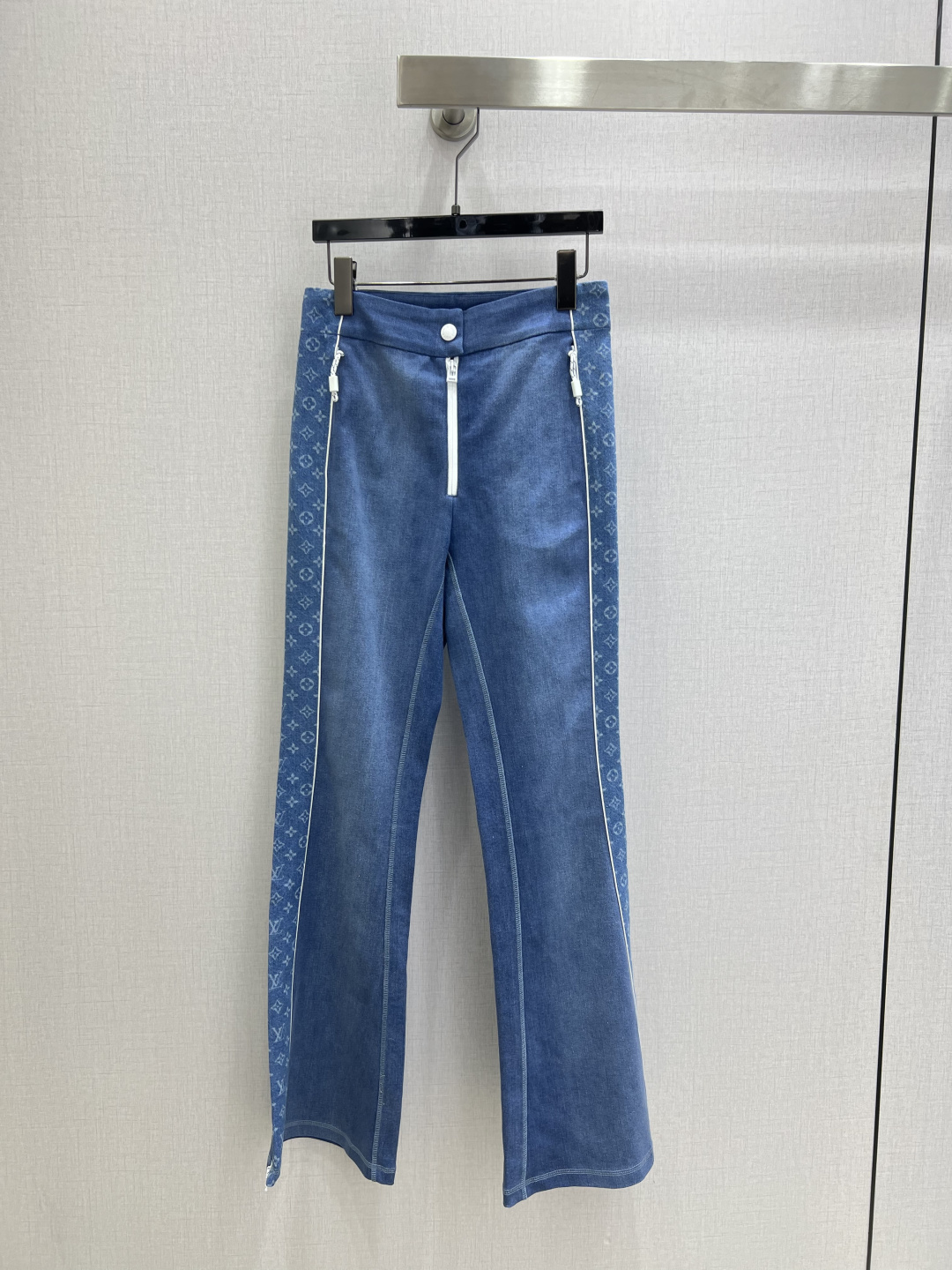 NO:607524,Highly recommend LV*2025 new autumn and winter spliced ​​printed trousers, printed fabrics, classic and stylish, perfect for all kinds of styles ~ advanced ready-to-wear style, the details are so beautiful!  Exquisite and everyday, easy to control!  The texture is great!  Age reduction, fashion, casual girlishness, highly recommended!  !  Two colors SMLXL code high quality ABC, Louis Vuitton, Alexander Wang19860909强烈推荐 LV*2025秋冬新款 拼接印花长裤 印花面料 经典又有型 各种都能完美驾驭～高级成衣做法,细节美到爆！精美又日常,轻松驾驭！质感棒棒哒！减龄 时尚 休闲少女感,强推！！两个色 SMLXL码 高品质ABC,,louis vuitton,alexander wang,Women's clothing