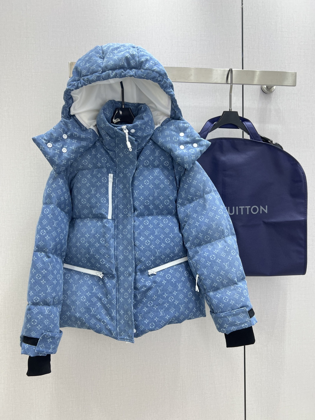 NO:607536,Comes with dust bag. Highly recommended. LV*2025 new autumn and winter hooded presbyopia down jacket. Printed fabric. Classic and stylish. It can be perfectly controlled in all kinds of styles~High-end ready-made clothing, the details are amazing!  Exquisite and everyday, easy to control!  The texture is great!  Age reduction, fashion, casual girlishness, highly recommended!  !  Comes with dust bag, two colors, SMLXL code, high quality ABC, Louis Vuitton, jackets & coats, down jacket, hats, alexander wang19860909配防尘袋强烈推荐 LV*2025秋冬新款 连帽老花羽绒服外套 印花面料 经典又有型 各种都能完美驾驭～高级成衣做法,细节美到爆！精美又日常,轻松驾驭！质感棒棒哒！减龄 时尚 休闲少女感,强推！！配防尘袋 两个色 SMLXL码 高品质ABC,,louis vuitton,jackets & coats,down jacket,hats,alexander wang,Women's clothing