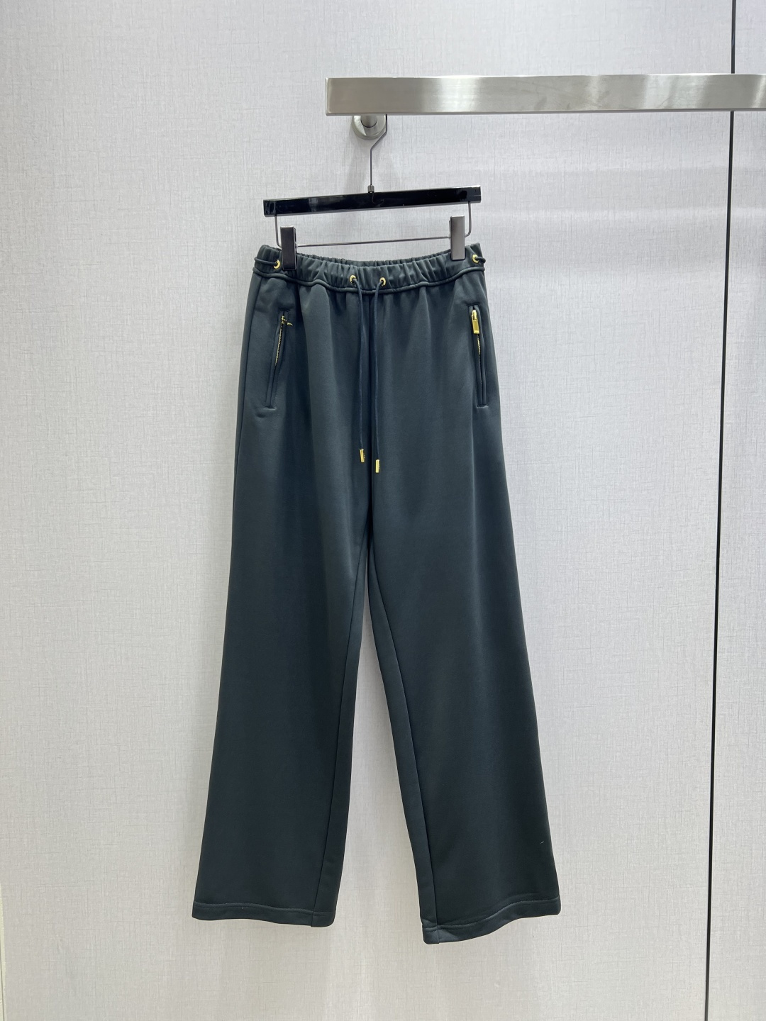 NO:609316,Highly recommend DIO*2025 new autumn and winter zipper pocket drawstring straight trousers. Both colors are excellent. Not picky about body shape requirements. The upper body is particularly great!  The style of the matching is also very versatile. Exquisite advanced customization. The texture of the textured fabric is awesome. Retro and elegant. The upper body is cool and handsome, age-reducing and fashionable. Two colors SML code. High quality ABC, dior, alexander wang19860909强烈推荐 DIO*2025秋冬新款 拉链口袋抽绳直筒长裤 两色都很优秀 不挑剔身形要求 上身特别赞！搭配的风格也很通吃 精致高级定制 富有肌理感的面料质感超赞 复古优雅 上身酷帅减龄时髦精 两个色 SML码 高品质ABC,,dior,alexander wang,Women's clothing