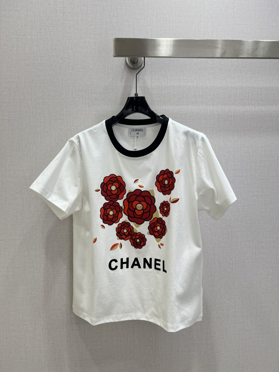 NO:609357,Highly recommended CHA*2025 new autumn and winter round neck flocked rhinestone logo short-sleeved T-shirt. Customized YB twill cotton material, soft and skin-friendly, comfortable and stylish, regular short-sleeved version, black thread binding at the neck, colorful flocking printing elements on the large chest to outline the camellia pattern, and the center rhinestones form the Xiangjia double C logo. Rich layers, elegant style, regular version to accommodate the body, easy to control for daily travel or gatherings. One color SML code  High quality ABC,,chanel,T-shirt,tees,t-shirt,alexander wang19860909强烈推荐 CHA*2025秋冬新款 圆领植绒水钻徽标短袖T恤 定制YB斜纹全棉材质,柔软亲肤,舒适有型,常规短袖版型,领口黑色螺纹包边,大身胸前以彩色植绒印花元素勾勒出山茶花图案,居中水钻组成香家双C徽标,层次丰富,风格气质优雅,常规版型包容身材,日常出行或聚会轻松驾驭.一个色 SML码 高品质ABC,,chanel,T-shirt,tees，t-shirt,alexander wang,Women's clothing