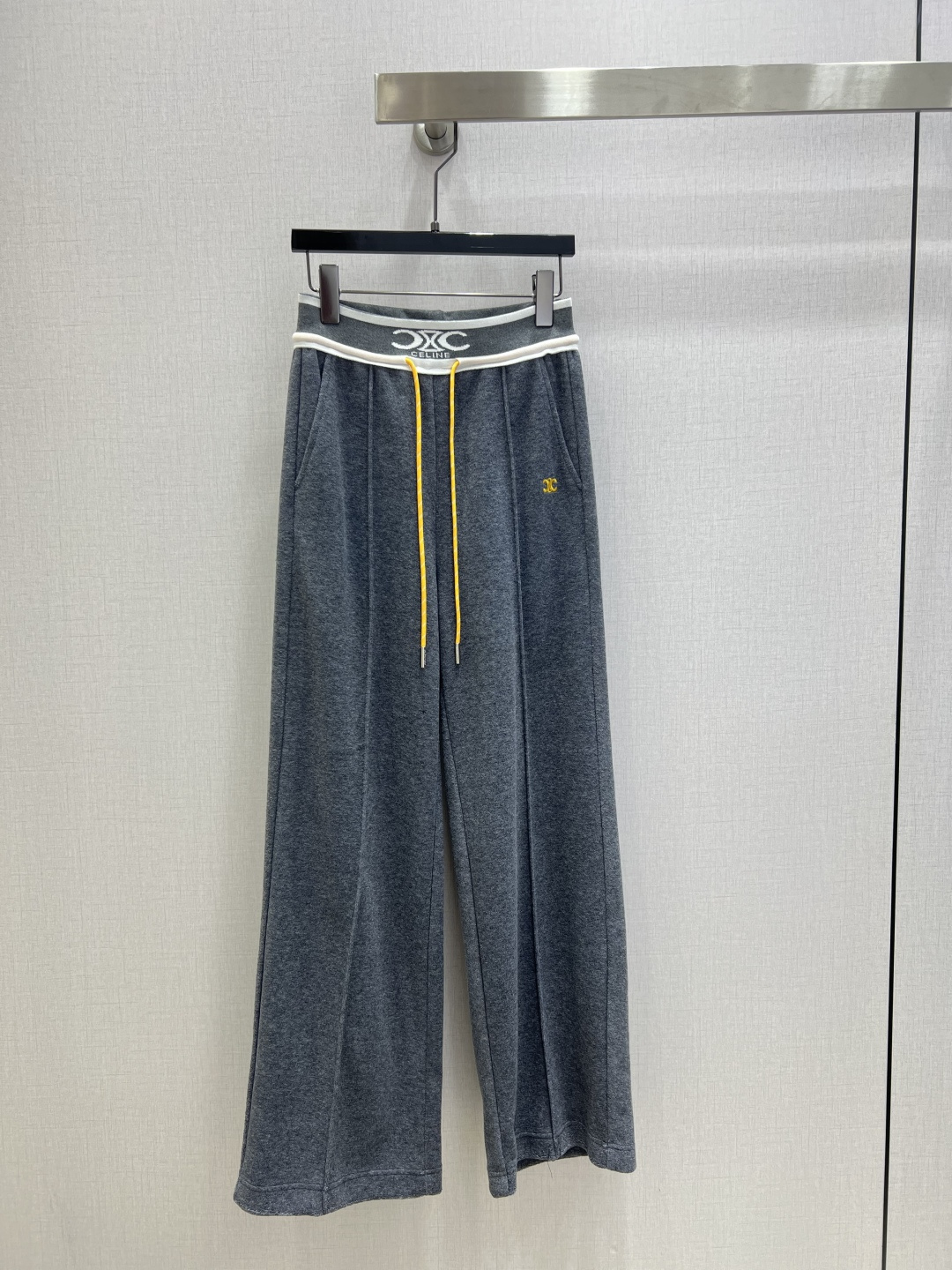 NO:609341,Highly recommend CEL*2025 new autumn and winter webbing embroidered drawstring trousers. Both colors are excellent. You are not picky about your body shape. The upper body is particularly great!  The style of matching is also very versatile. Exquisite advanced customization. The texture of the textured fabric is awesome. Retro and elegant. The upper body is cool and handsome, age-reducing and fashionable. Two colors. SML code. High quality ABC,,alexander wang19860909强烈推荐 CEL*2025秋冬新款 织带刺绣抽绳长裤 两色都很优秀 不挑剔身形要求 上身特别赞！搭配的风格也很通吃 精致高级定制 富有肌理感的面料质感超赞 复古优雅 上身酷帅减龄时髦精 两个色 SML码 高品质ABC,,alexander wang,Women's clothing