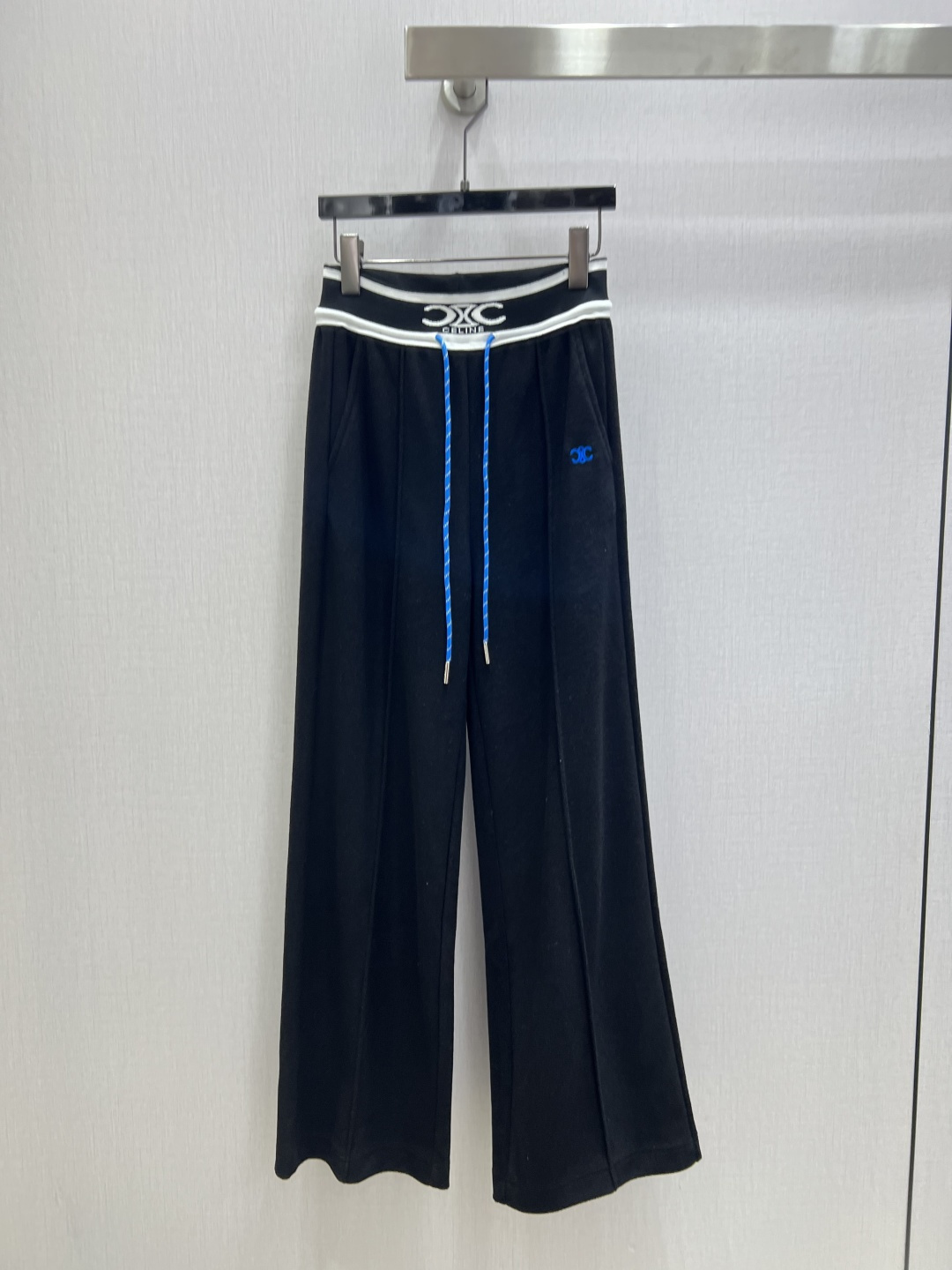 NO:609349,Highly recommend CEL*2025 new autumn and winter webbing embroidered drawstring trousers. Both colors are excellent. You are not picky about your body shape. The upper body is particularly great!  The style of matching is also very versatile. Exquisite advanced customization. The texture of the textured fabric is awesome. Retro and elegant. The upper body is cool and handsome, age-reducing and fashionable. Two colors. SML code. High quality ABC,,alexander wang19860909强烈推荐 CEL*2025秋冬新款 织带刺绣抽绳长裤 两色都很优秀 不挑剔身形要求 上身特别赞！搭配的风格也很通吃 精致高级定制 富有肌理感的面料质感超赞 复古优雅 上身酷帅减龄时髦精 两个色 SML码 高品质ABC,,alexander wang,Women's clothing