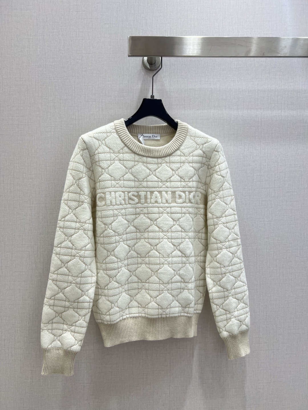 NO:609337,Highly recommended DIO*2025 new autumn and winter rhombus letter long-sleeved sweater, wool, delicate and soft texture. Classic age-reducing item!  The pattern doesn’t make your upper body look slimmer!  A perfect item that Bai Fumei must buy. The texture is superb and the workmanship is perfect!  Grab the spot now and get the big orders!  Two colors SML code high quality ABC, dior, sweaters, alexander wang19860909强烈推荐 DIO*2025秋冬新款 菱格字母长袖毛衣 羊毛 质感细腻软糯.经典减龄单品！版型不挑人上身巨显瘦！白富美必收的完美单品.质感超赞完美做工品质！现货开抢 大单子甩过来！两个色 SML码 高品质ABC,,dior,sweaters,alexander wang,Women's clothing