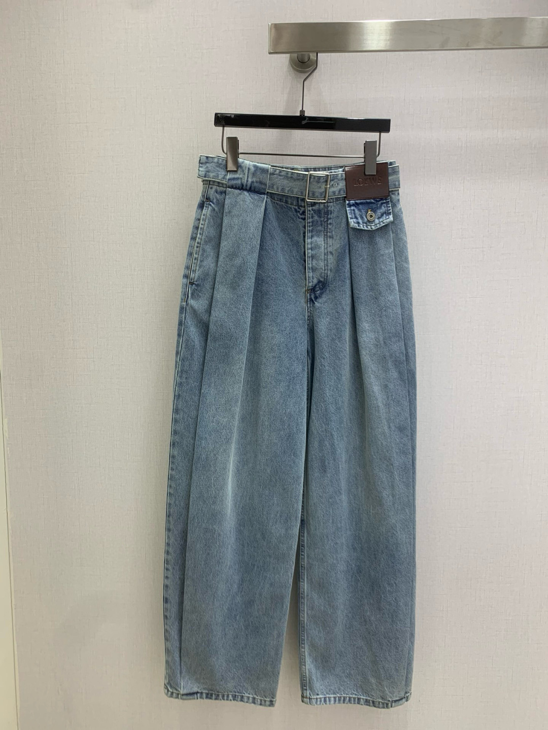 NO:610799,Highly recommend LOE*2025 new autumn and winter belt leather brand denim trousers. You are not picky about your body shape. The upper body is particularly good!  The style of the matching is also very versatile. Exquisite advanced customization. The texture of the textured fabric is awesome. Retro and elegant. The upper body is cool and handsome, age-reducing and fashionable. One color SML code. High quality ABC, loewe, alexander wang19860909强烈推荐 LOE*2025秋冬新款 腰带皮牌牛仔长裤 不挑剔身形要求 上身特别赞！搭配的风格也很通吃 精致高级定制 富有肌理感的面料质感超赞 复古优雅 上身酷帅减龄时髦精 一个色 SML码 高品质ABC,,loewe,alexander wang,Women's clothing