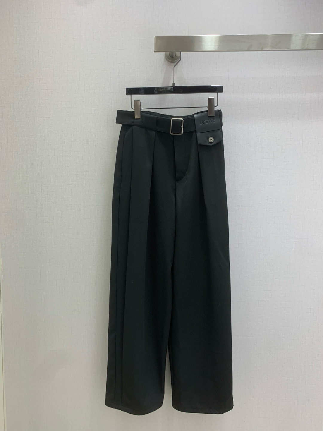 NO:610807,Highly recommend LOE*2025 new autumn and winter belt leather brand straight trousers. You are not picky about your body shape. The upper body is particularly good!  The style of the matching is also very versatile. Exquisite advanced customization. The texture of the textured fabric is awesome. Retro and elegant. The upper body is cool and handsome, age-reducing and fashionable. Two colors. SML code. High quality ABC, loewe, alexander wang19860909强烈推荐 LOE*2025秋冬新款 腰带皮牌直筒长裤 不挑剔身形要求 上身特别赞！搭配的风格也很通吃 精致高级定制 富有肌理感的面料质感超赞 复古优雅 上身酷帅减龄时髦精 两个色 SML码 高品质ABC,,loewe,alexander wang,Women's clothing