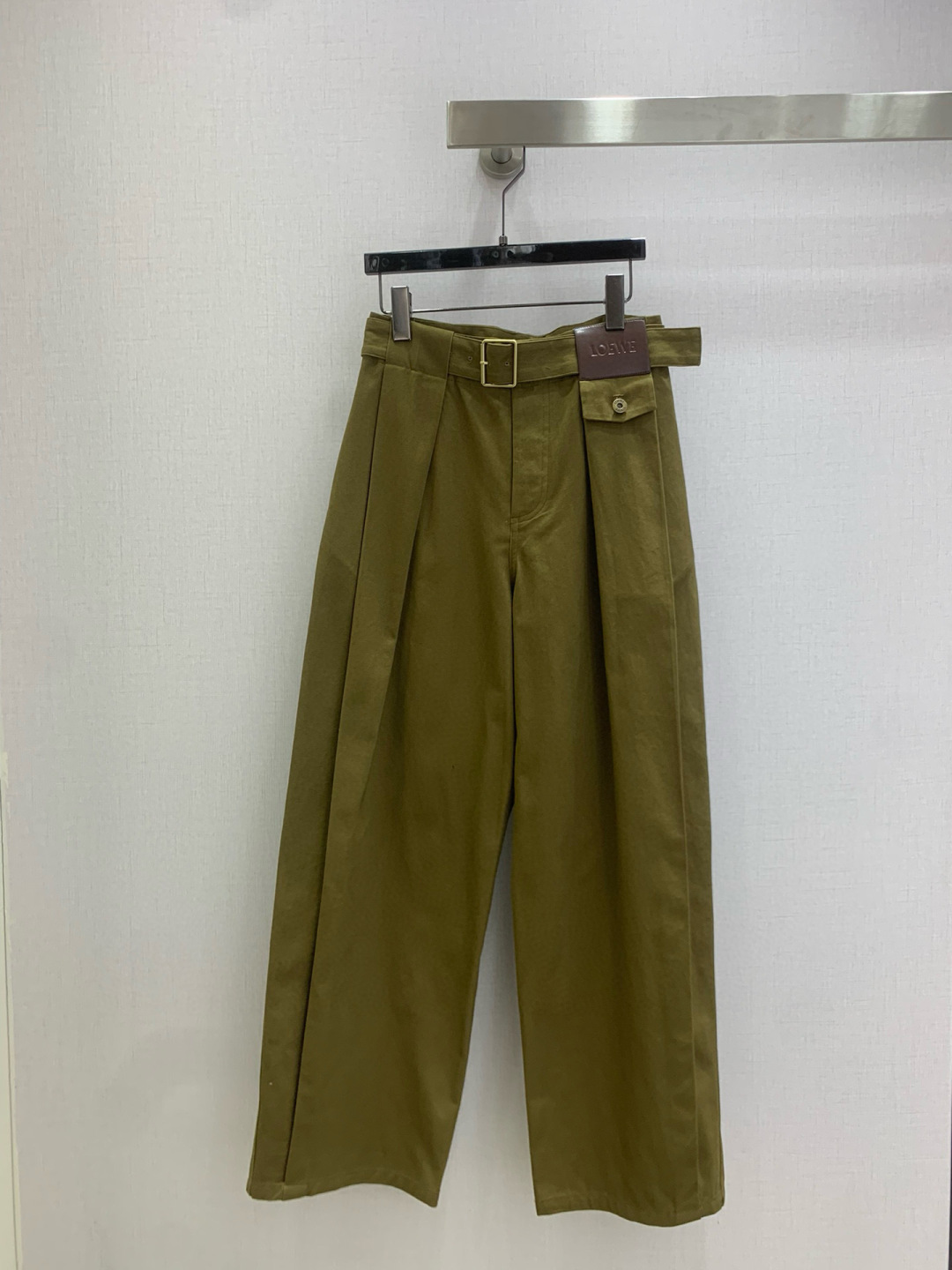 NO:610776,Highly recommend LOE*2025 new autumn and winter belt leather brand straight trousers. You are not picky about your body shape. The upper body is particularly good!  The style of the matching is also very versatile. Exquisite advanced customization. The texture of the textured fabric is awesome. Retro and elegant. The upper body is cool and handsome, age-reducing and fashionable. Two colors. SML code. High quality ABC, loewe, alexander wang19860909强烈推荐 LOE*2025秋冬新款 腰带皮牌直筒长裤 不挑剔身形要求 上身特别赞！搭配的风格也很通吃 精致高级定制 富有肌理感的面料质感超赞 复古优雅 上身酷帅减龄时髦精 两个色 SML码 高品质ABC,,loewe,alexander wang,Women's clothing