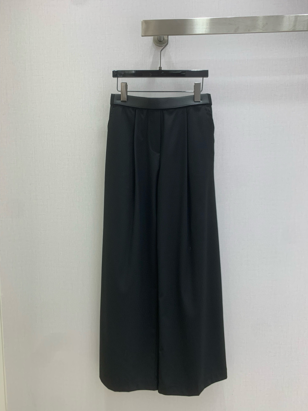 NO:610785,Highly recommended LOE* 2025 autumn and winter new style, leather pleated suit trousers, simple and elegant trousers, very high-end imported texture, look at the details carefully, the color is super correct, the upper body is very cool, clean and classy, ​​improves the temperament~~ It is completely in accordance with the level of high-end ready-to-wear. It is impossible not to love it. The temperament MM must buy it. Two colors SML code, high quality ABC, loewe, business suit, alexander wang19860909强烈推荐 LOE*2025秋冬新款 拼皮压褶西装长裤 简洁大气的西裤 非常高级的进口质地 仔细看细节 颜色超正上身非常飒爽 干净有品 提气质~~完全按照高定成衣水准 无法不爱 气质MM必入 两个色 SML码 高品质ABC,,loewe,business suit,alexander wang,Women's clothing
