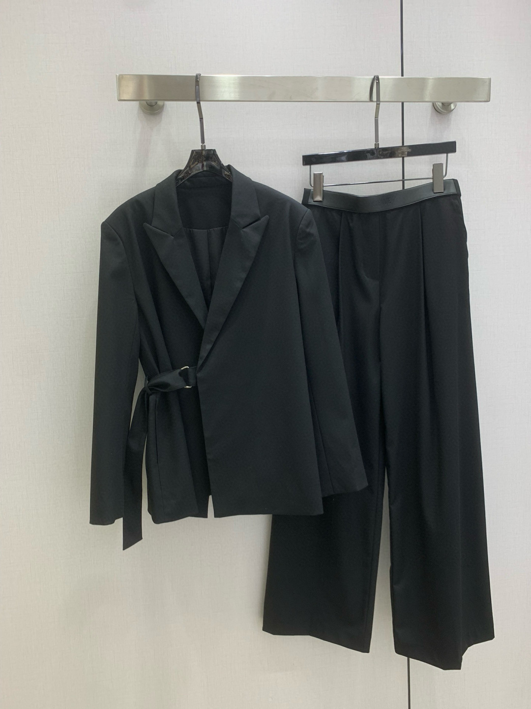 NO:610793,Highly recommended LOE* 2025 new autumn and winter style lapel belt blazer. Very high-end imported texture. Pay close attention to the details. The color is super correct and the upper body is very cool. Clean and classy. It enhances the temperament~~ It is completely in accordance with the level of high-end ready-to-wear. It is impossible not to love it. Temperament MM must buy it. Two colors SML code. High quality ABC, loewe, jackets & coats, business suit, alexander wang19860909强烈推荐 LOE*2025秋冬新款 翻领腰带西装外套 非常高级的进口质地 仔细看细节 颜色超正上身非常飒爽 干净有品 提气质~~完全按照高定成衣水准 无法不爱 气质MM必入 两个色 SML码 高品质ABC,,loewe,jackets & coats,business suit,alexander wang,Women's clothing